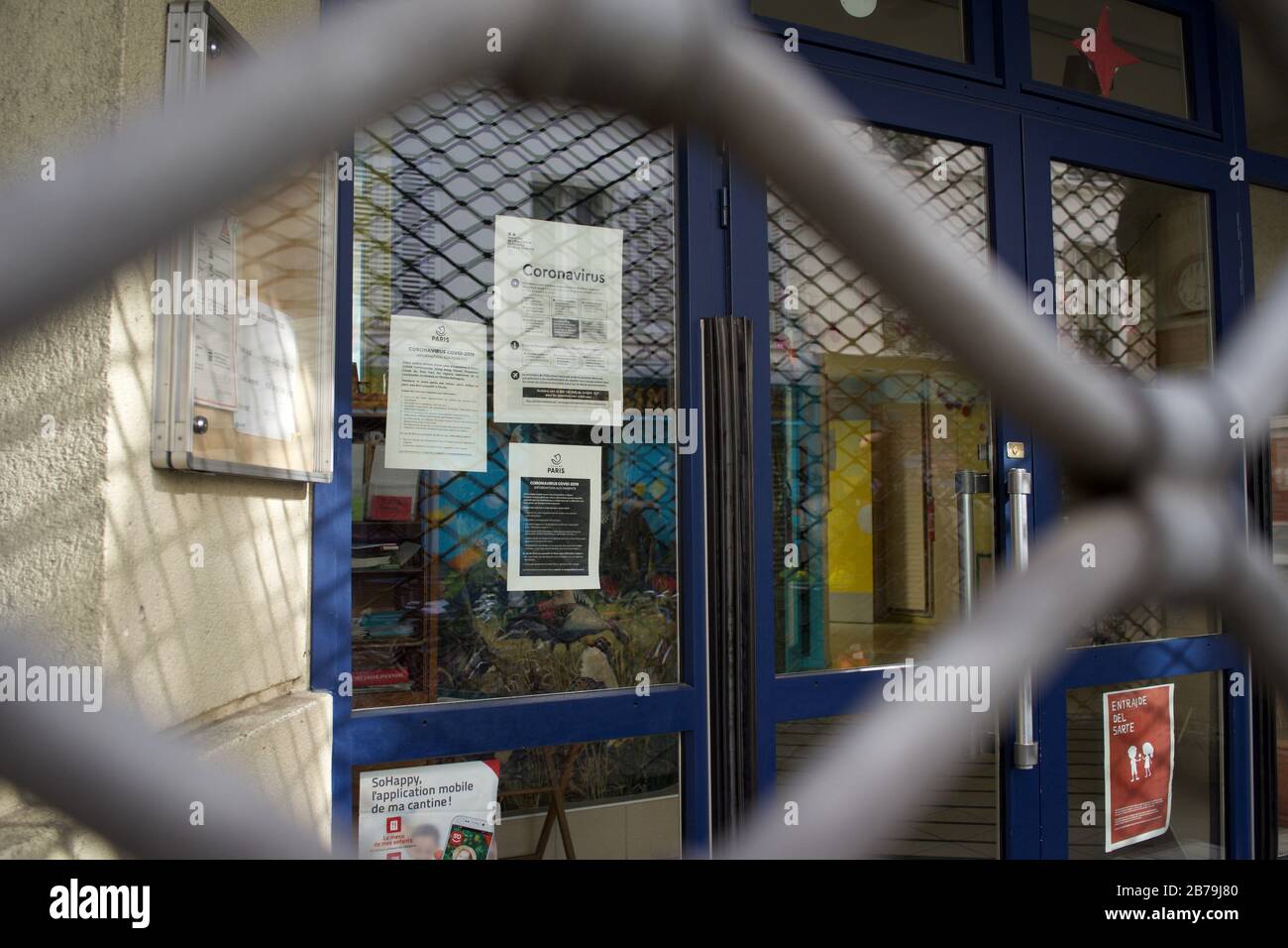 L'école de Paris est fermée en raison de l'éclosion de Coronavirus, rue André del Sarte, 75018 Paris, France Banque D'Images