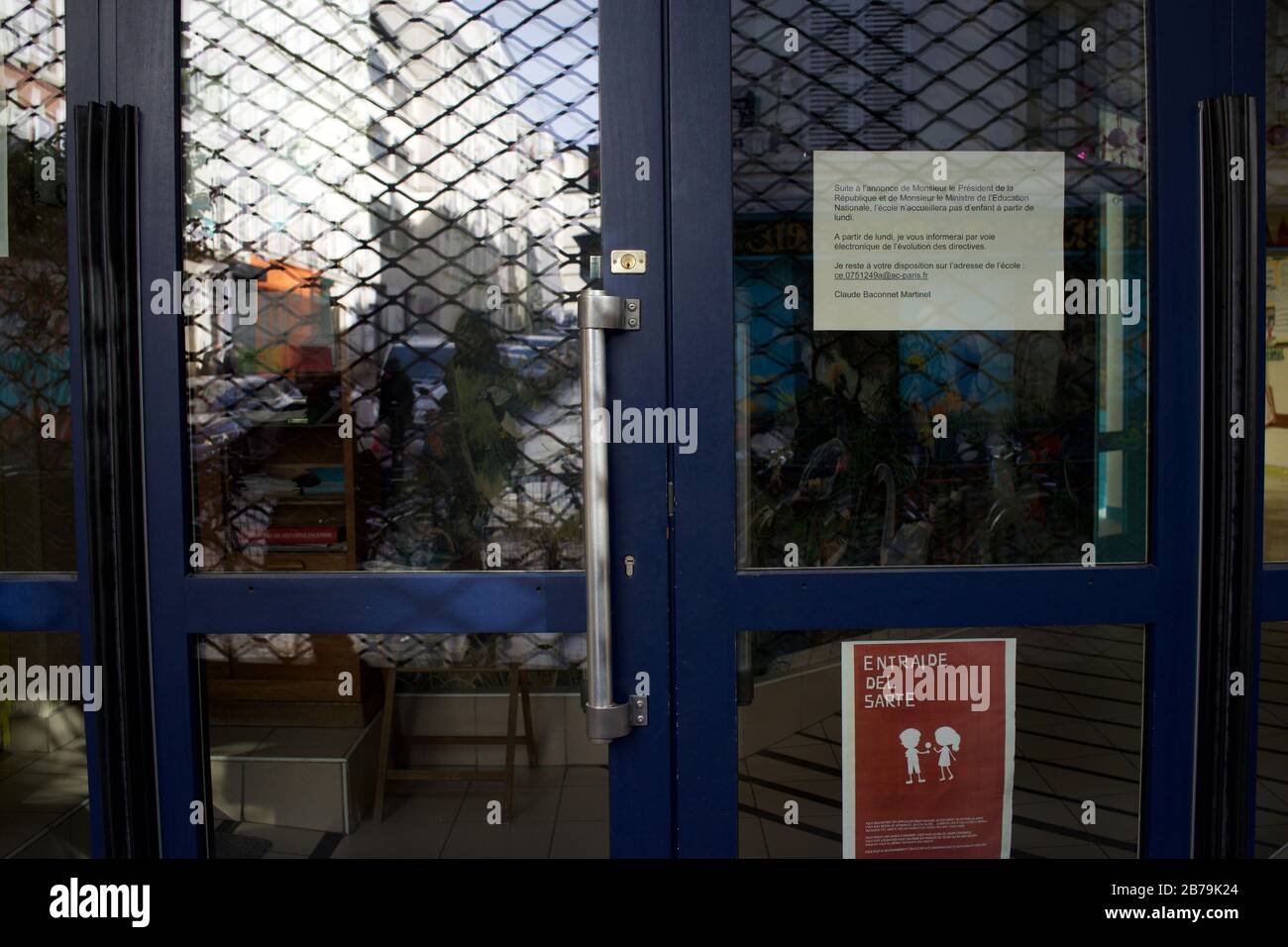 L'école de Paris ferme les portes pour tenter d'arrêter la propagation de Coronavirus, école de pépinière Andre Del Sarte, (École maternelle Andre Del Sarte), 11 rue André del Sarte, 75018 Paris, France Banque D'Images