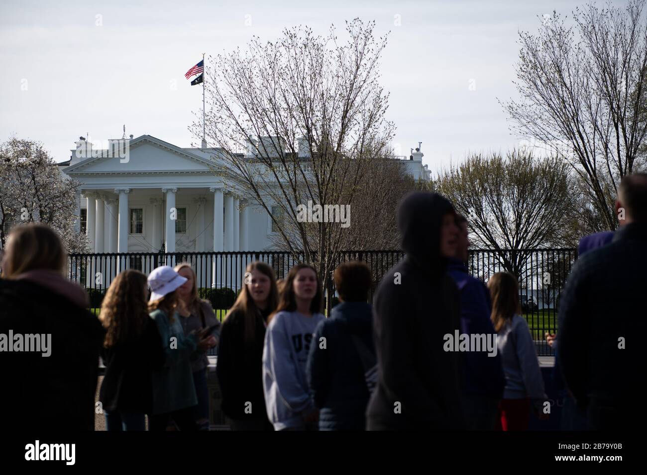 Les visiteurs marchent près de la Maison Blanche au milieu de l'aggravation de l'épidémie mondiale COVID-19 à Washington, D.C., le 14 mars 2020. Vendredi, le président Donald Trump a déclaré une urgence nationale et un important projet de loi de secours a été adopté par la Chambre des Représentants, tous deux ciblés sur la pandémie de Coronavirus. (Graeme Sloan/Sipa Usa) Banque D'Images