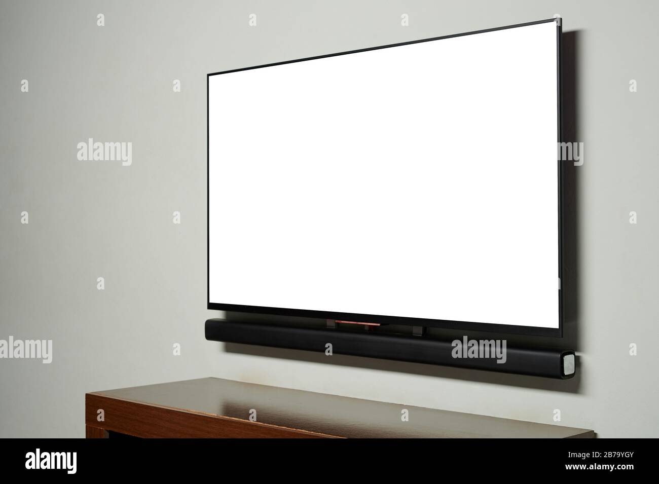 télévision à écran plat accrochée sur la vue latérale du mur dans le salon  Photo Stock - Alamy