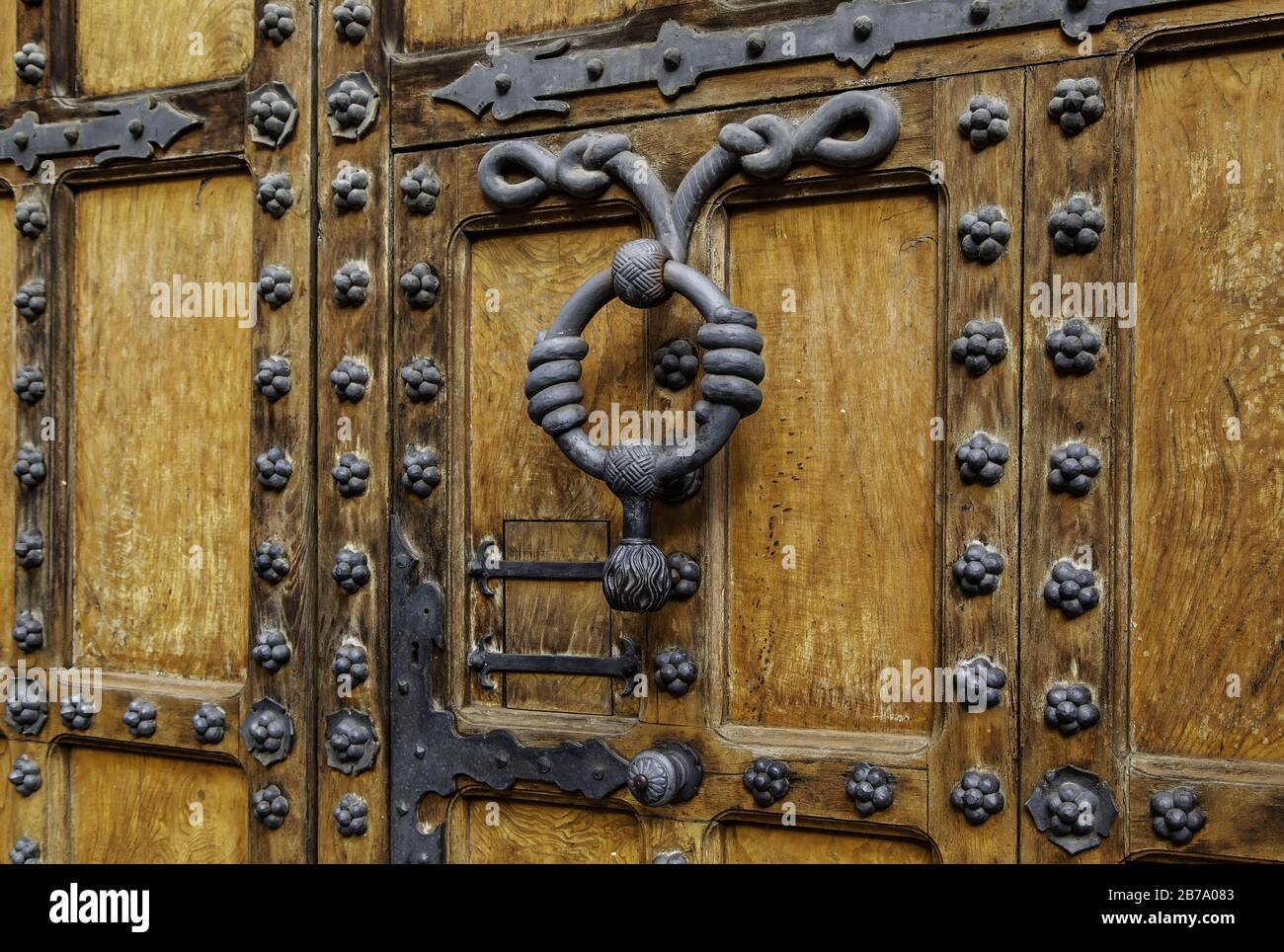 Porte médiévale en bois, détails de décoration et de protection, art en bois  Photo Stock - Alamy