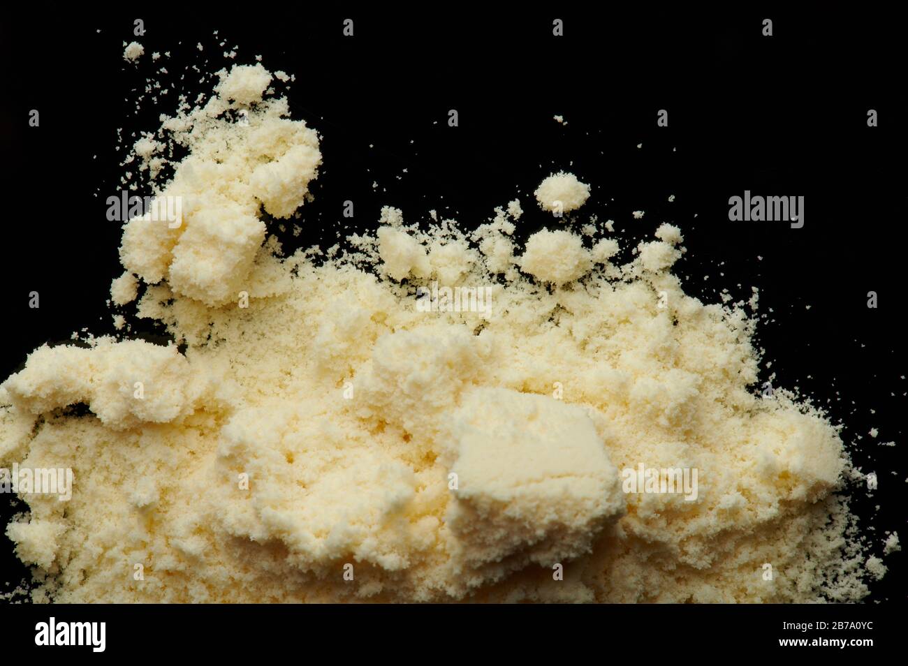 Gros plan de poudre jaune isolée sur fond noir Banque D'Images
