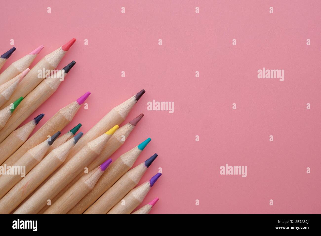 Crayon et crayon de couleur avec fond rose Banque D'Images