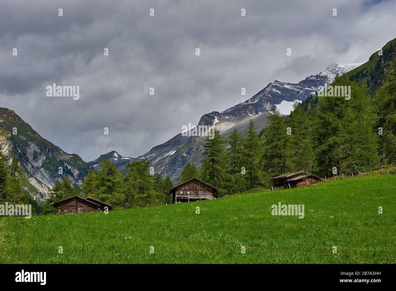 chalets alpins dans les montagnes Banque D'Images