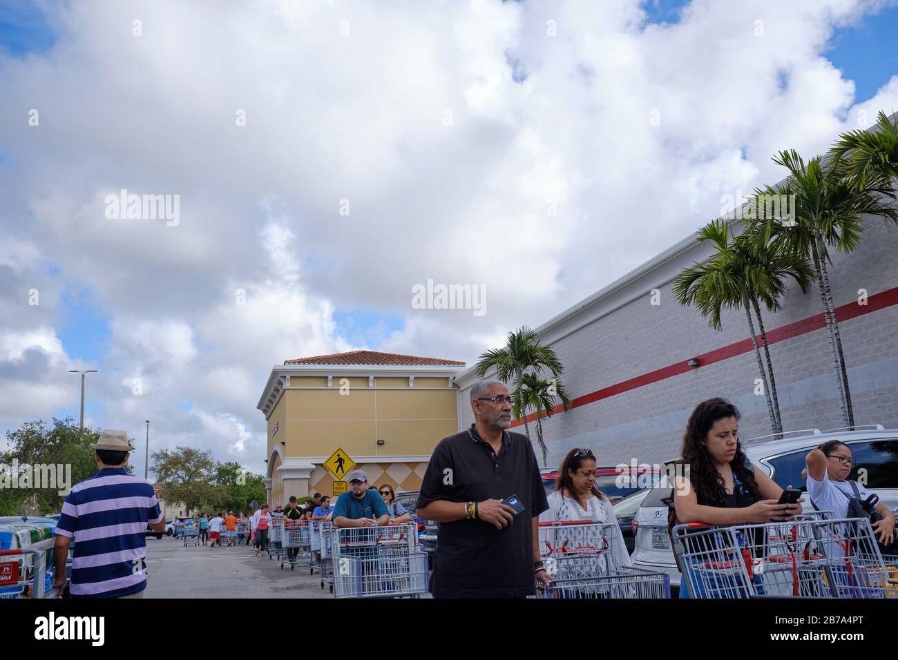 Samedi. 24 mars 2020 : de longues files d'acheteurs au magasin Costco à Miami, en Floride, à la suite de la pandémie de COVID-19. Les articles comme le papier toilette et les serviettes en papier sont en forte demande, ainsi que l'eau, les fournitures de nettoyage et les conserves. Banque D'Images