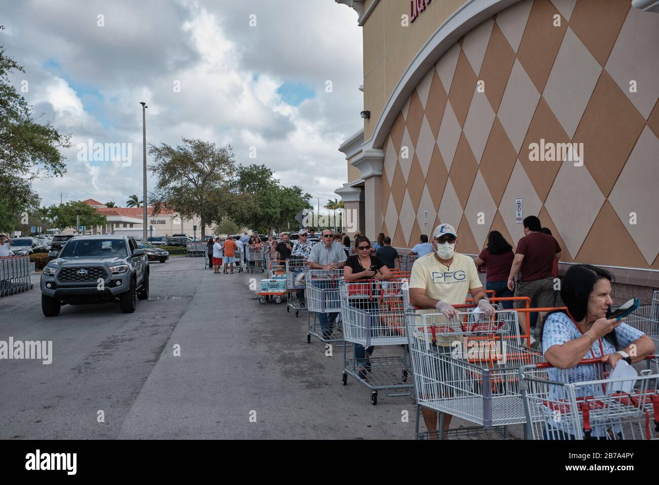 Samedi. 24 mars 2020 : de longues files d'acheteurs au magasin Costco à Miami, en Floride, à la suite de la pandémie de COVID-19. Les articles comme le papier toilette et les serviettes en papier sont en forte demande, ainsi que l'eau, les fournitures de nettoyage et les conserves. Banque D'Images