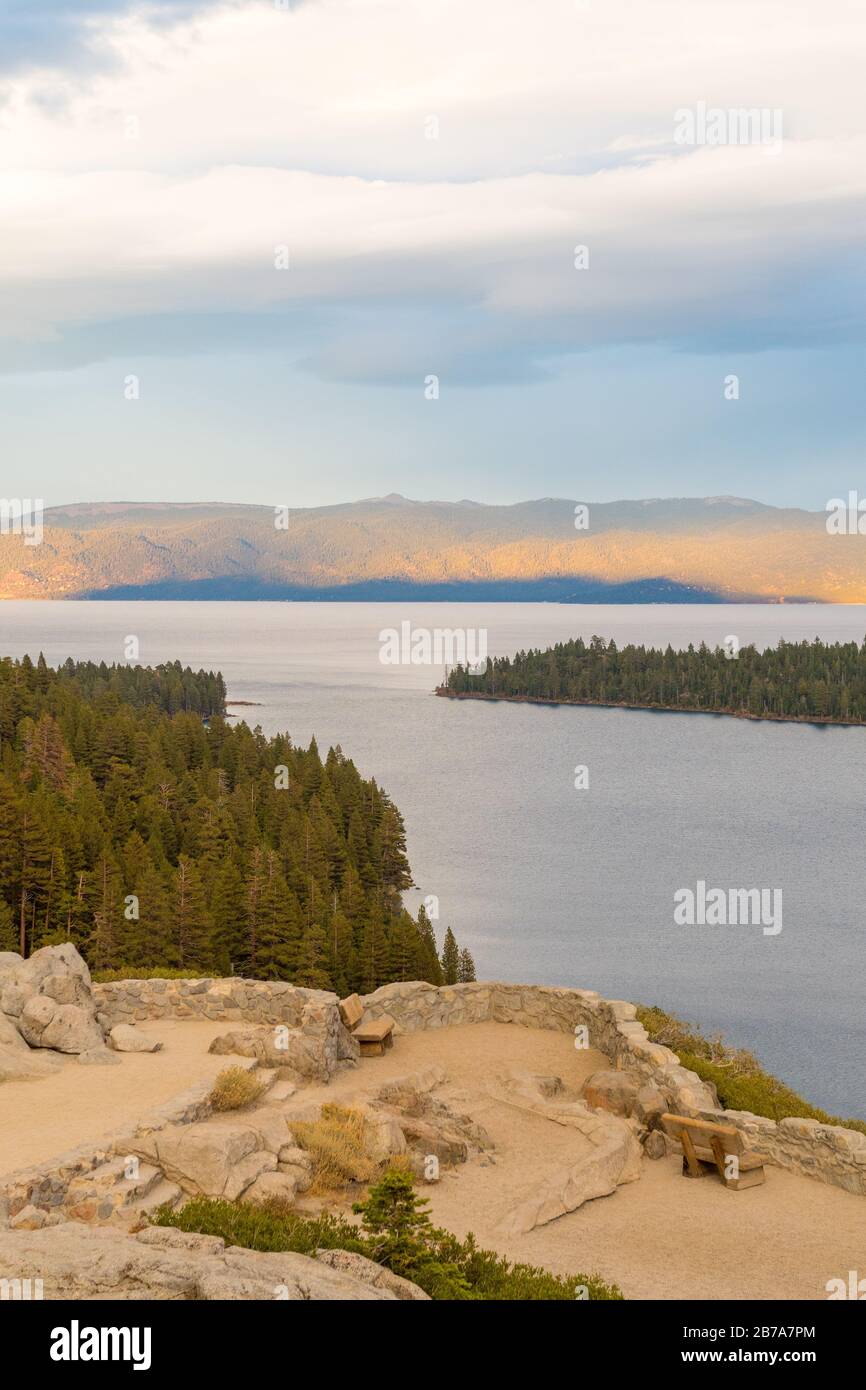 Vue sur le coucher du soleil depuis le point de vue du parc national d'Emerald Bay dans le lac Tahoe Banque D'Images