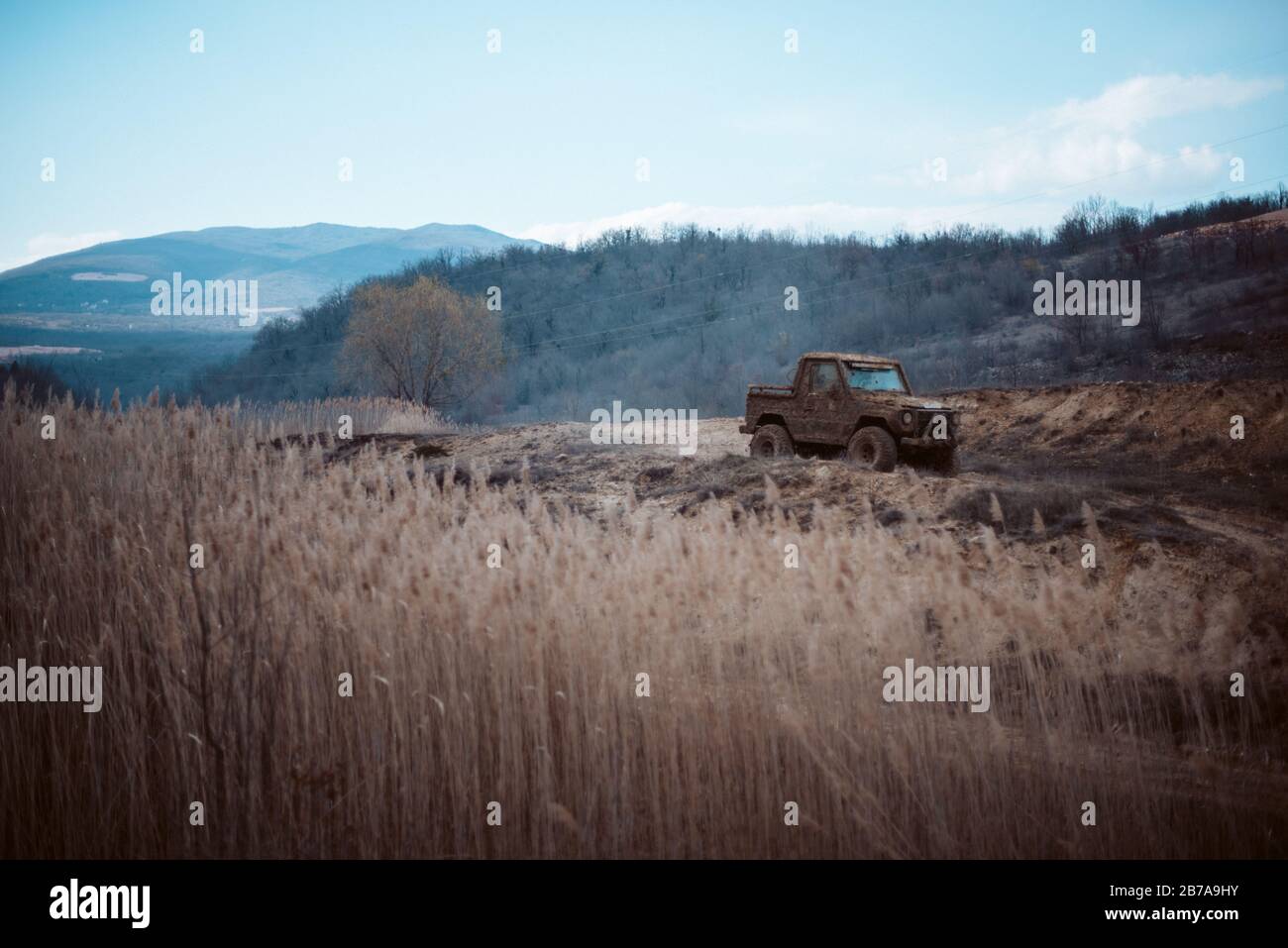 Poster film, voiture de jeep 4 x 4 dans la boue au sommet de la colline Banque D'Images