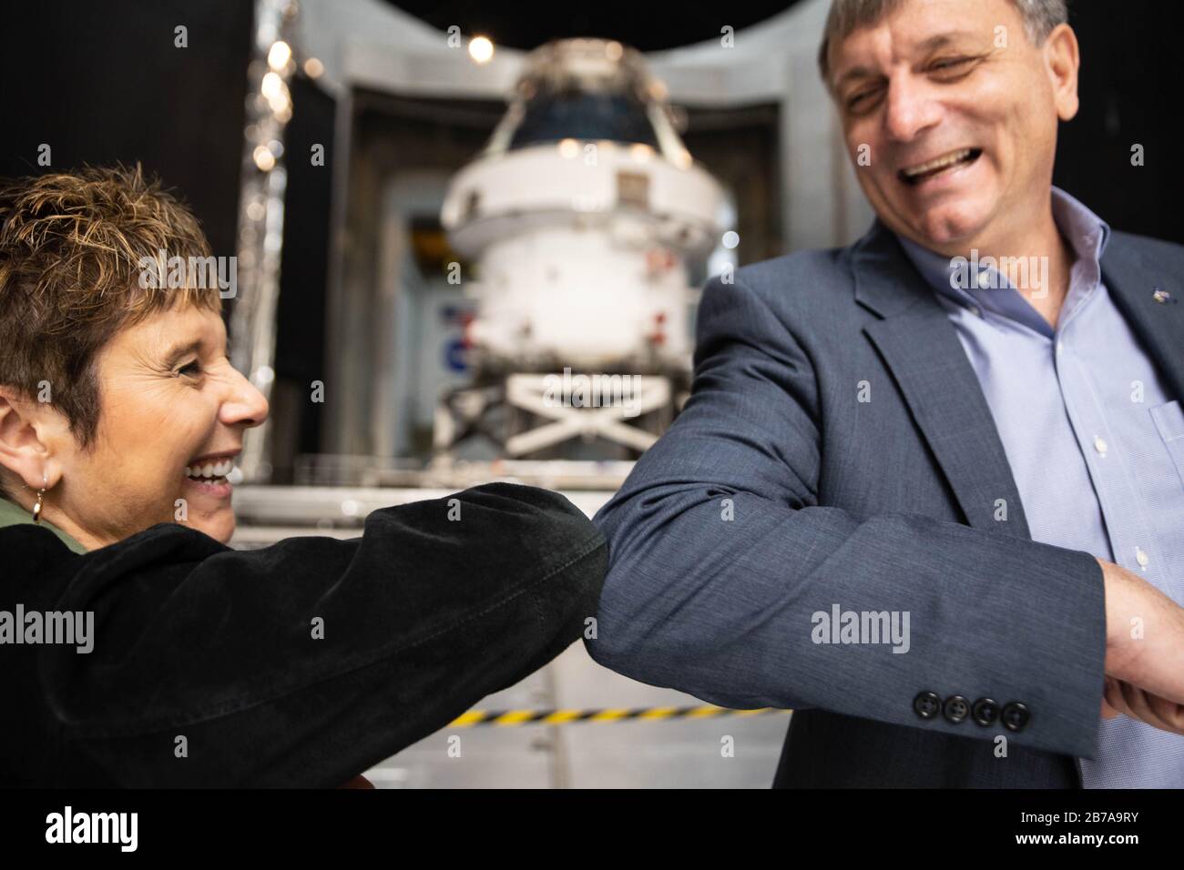 Marla Perez-David, directeur du Centre de recherche Glenn de la NASA (à gauche) et Mark Kirasich. Le responsable de programme Orion (à droite) se fait un message d'accueil pour éviter de se serrer les mains pendant la pandémie de Coronavirus. Lors de cet événement, La Nasa A Dévoilé Orion Space Craft. L'engin spatial est la première étape de la mission Artemis Lunar de la NASA, visant à mettre en terre la première femme et l'homme suivant sur la lune d'ici 2024. Banque D'Images