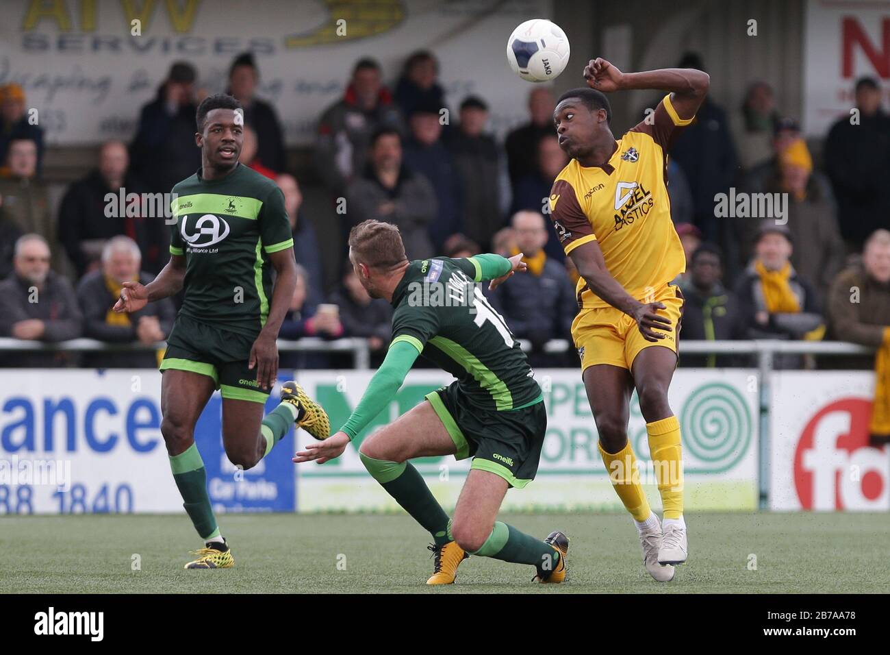 Sutton, Royaume-Uni. 14 mars 2020. Sutton, ANGLETERRE - 14 MARS Isaac Olaofe de Sutton United luttant pour possession avec Gary Liddle de Hartlepool United pendant le match de la Ligue nationale de Vanarama entre Sutton United et Hartlepool United au Knights Community Stadium, Gander Green Lane, Sutton le samedi 14 mars 2020. (Crédit: Jacques Feeney | MI News) la photographie ne peut être utilisée qu'à des fins de rédaction de journaux et/ou de magazines, licence requise à des fins commerciales crédit: Mi News & Sport /Alay Live News Banque D'Images