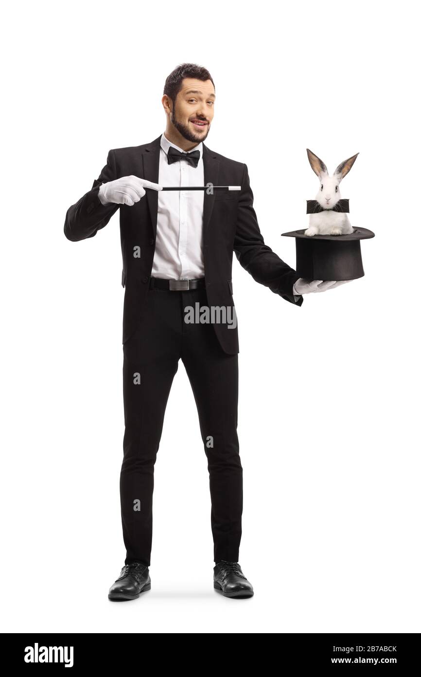 Portrait complet d'un magicien exécutant un tour avec un chapeau et un lapin isolé sur fond blanc Banque D'Images