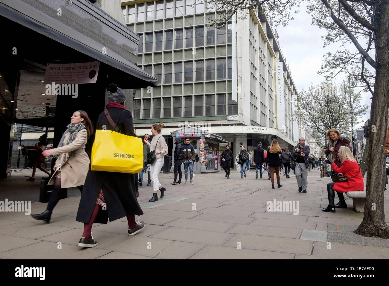 Londres, Royaume-Uni. 14 mars 2020. Oxford Street, dans le West End de Londres, attire les clients malgré les inquiétudes concernant la pandémie du virus Corona. Banque D'Images