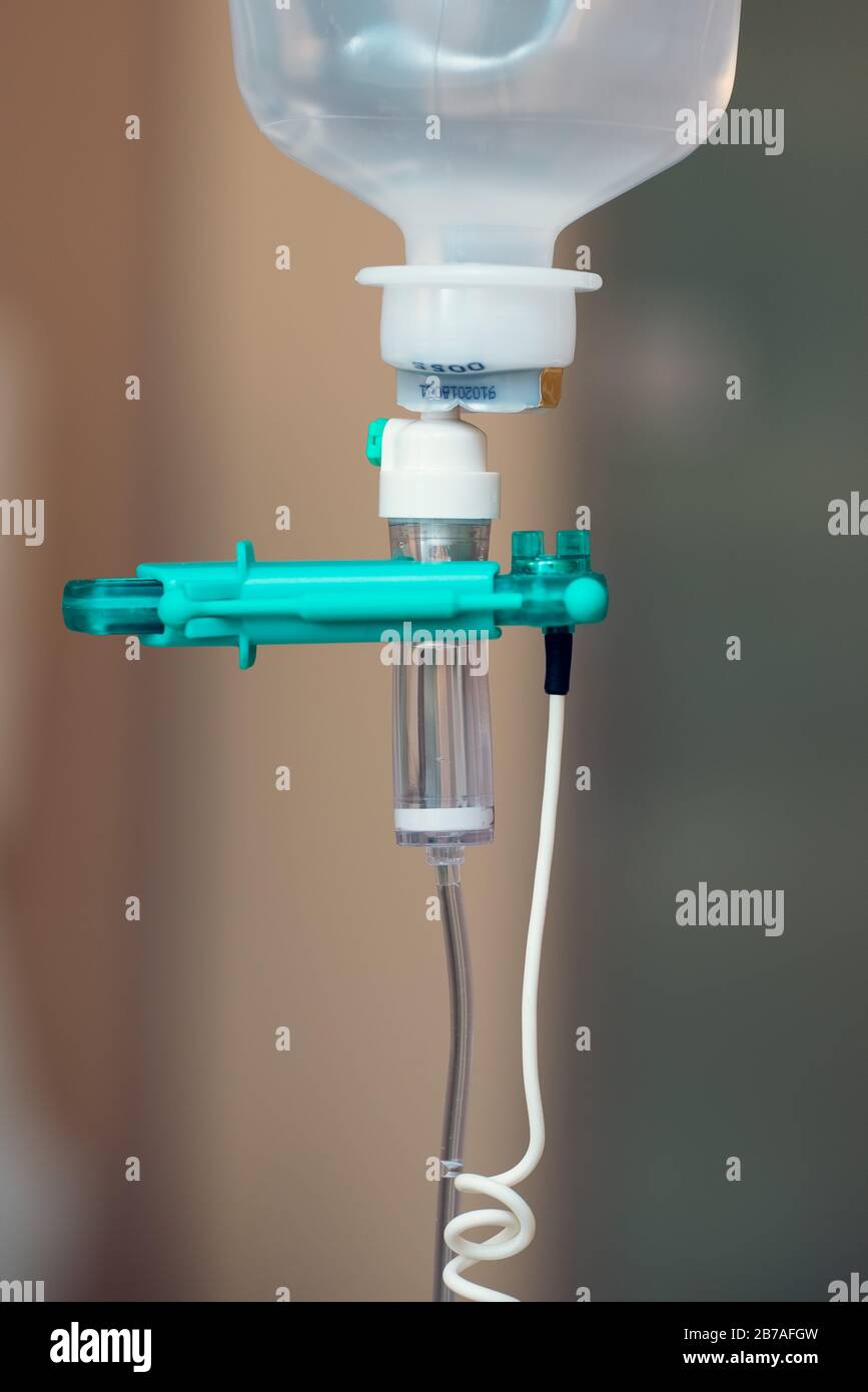 Liquide IV, intraveineuse avec du chlorure de sodium appliqué au patient à l'hôpital. Banque D'Images
