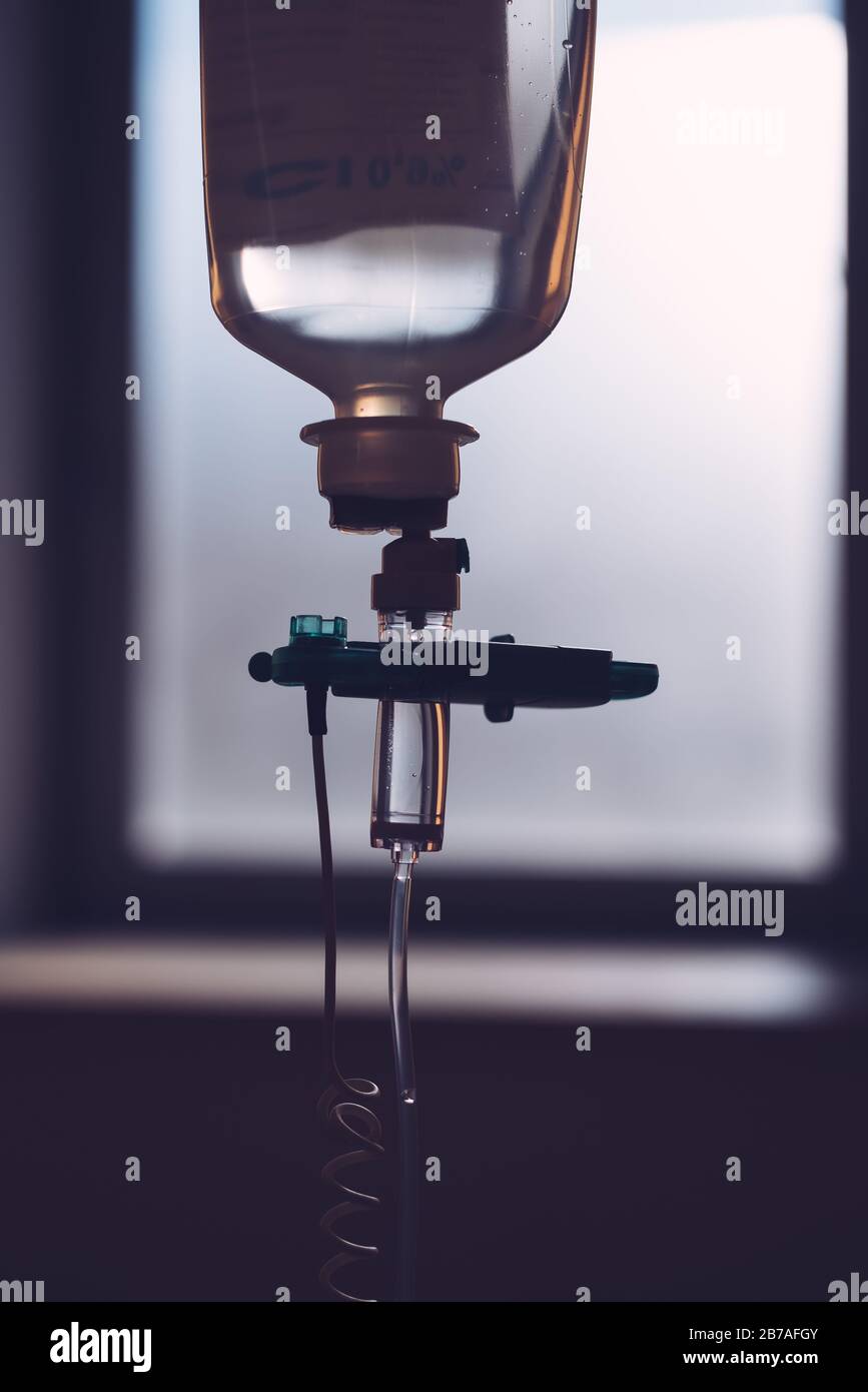 Liquide IV, intraveineuse avec du chlorure de sodium appliqué au patient à l'hôpital. Banque D'Images