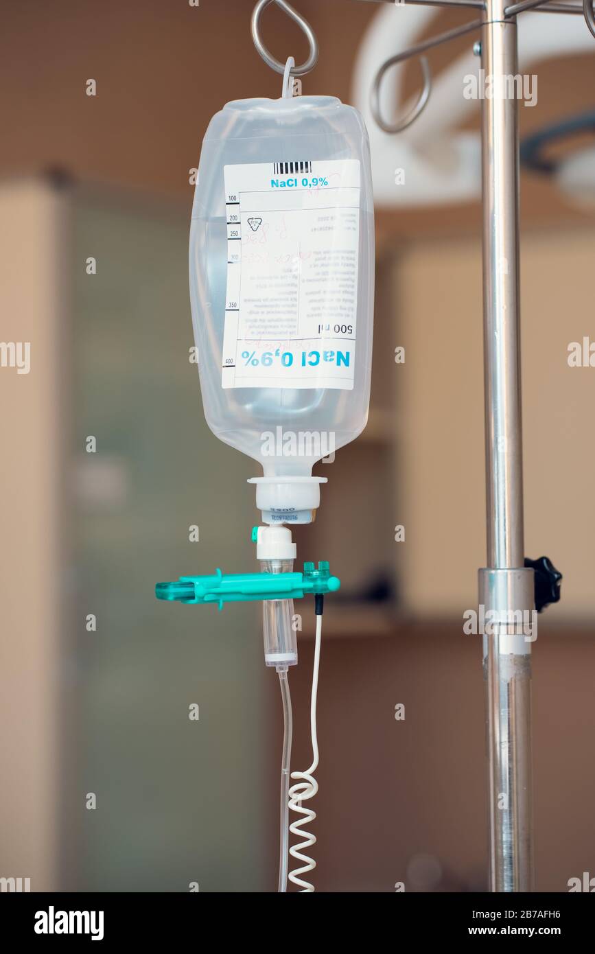 Liquide IV, intraveineuse avec du chlorure de sodium appliqué au patient à l'hôpital. Banque D'Images