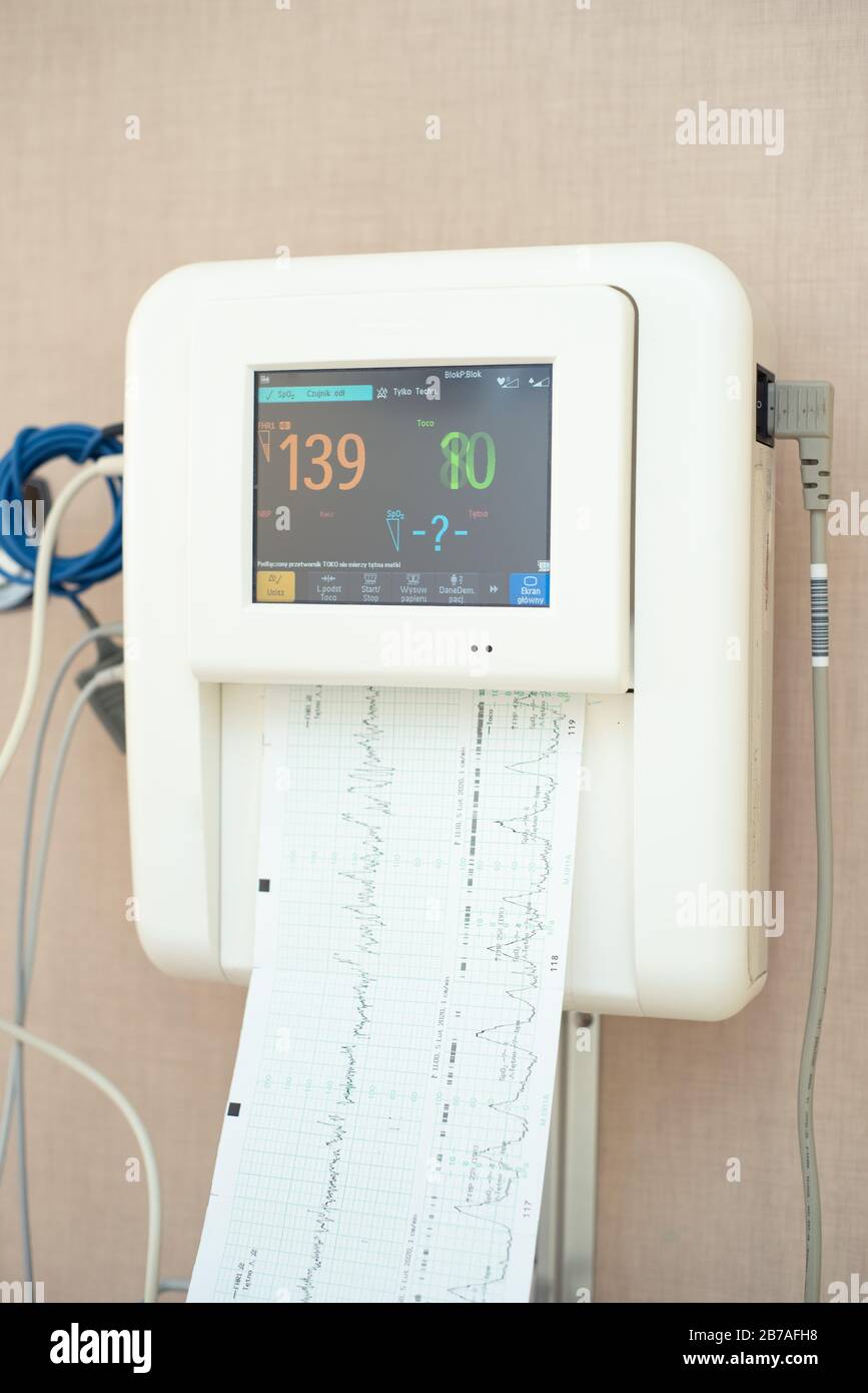 Appareil d'électrocardiographie connu couramment comme examen CTG, test. Surveillance de la fréquence cardiaque et de la pression du bébé à naître. Banque D'Images