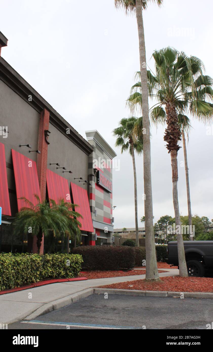 20 février 2020 - Orlando, Floride: L'extérieur d'un restaurant TGI Fridays en Floride Banque D'Images