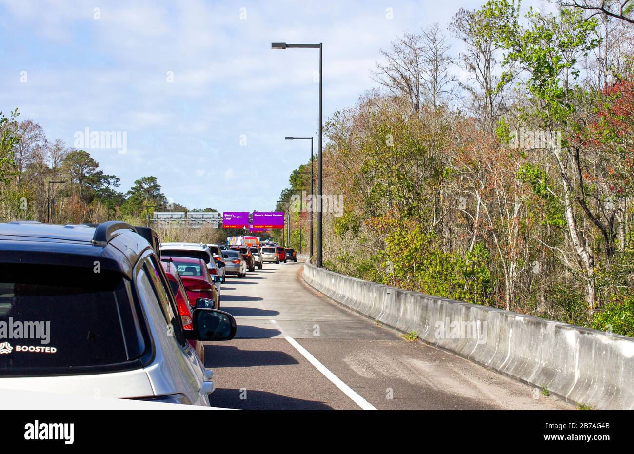 23 février 2020 - Orlando, Floride: Ligne de voitures de circulation attendant d'arriver au parc et à la station de Disneys Animal Kingdom Banque D'Images