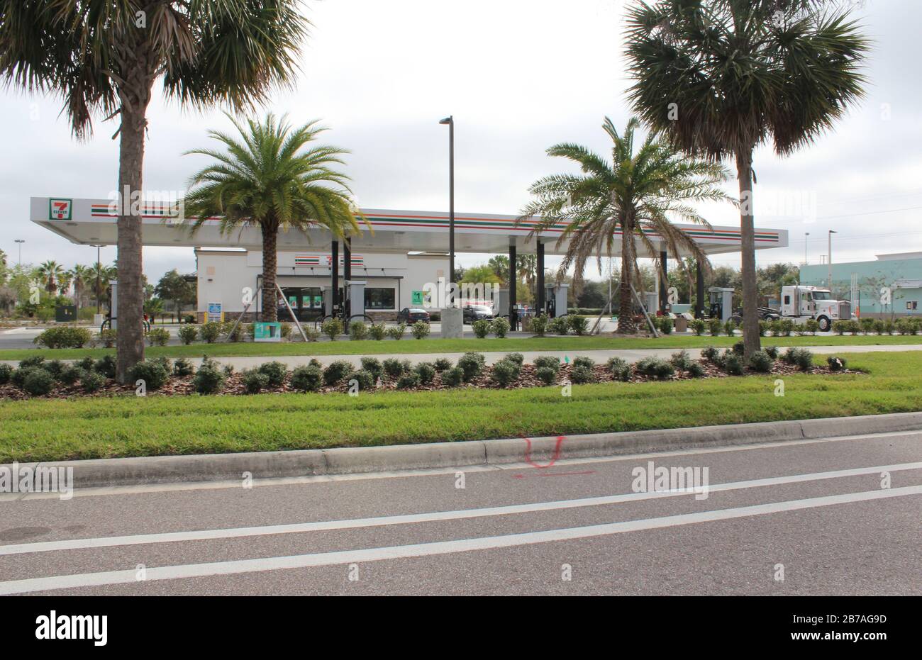 20 février 2020 - Orlando, Floride: Une station-service de sept onze heures et commodité sur International Drive en Floride Banque D'Images