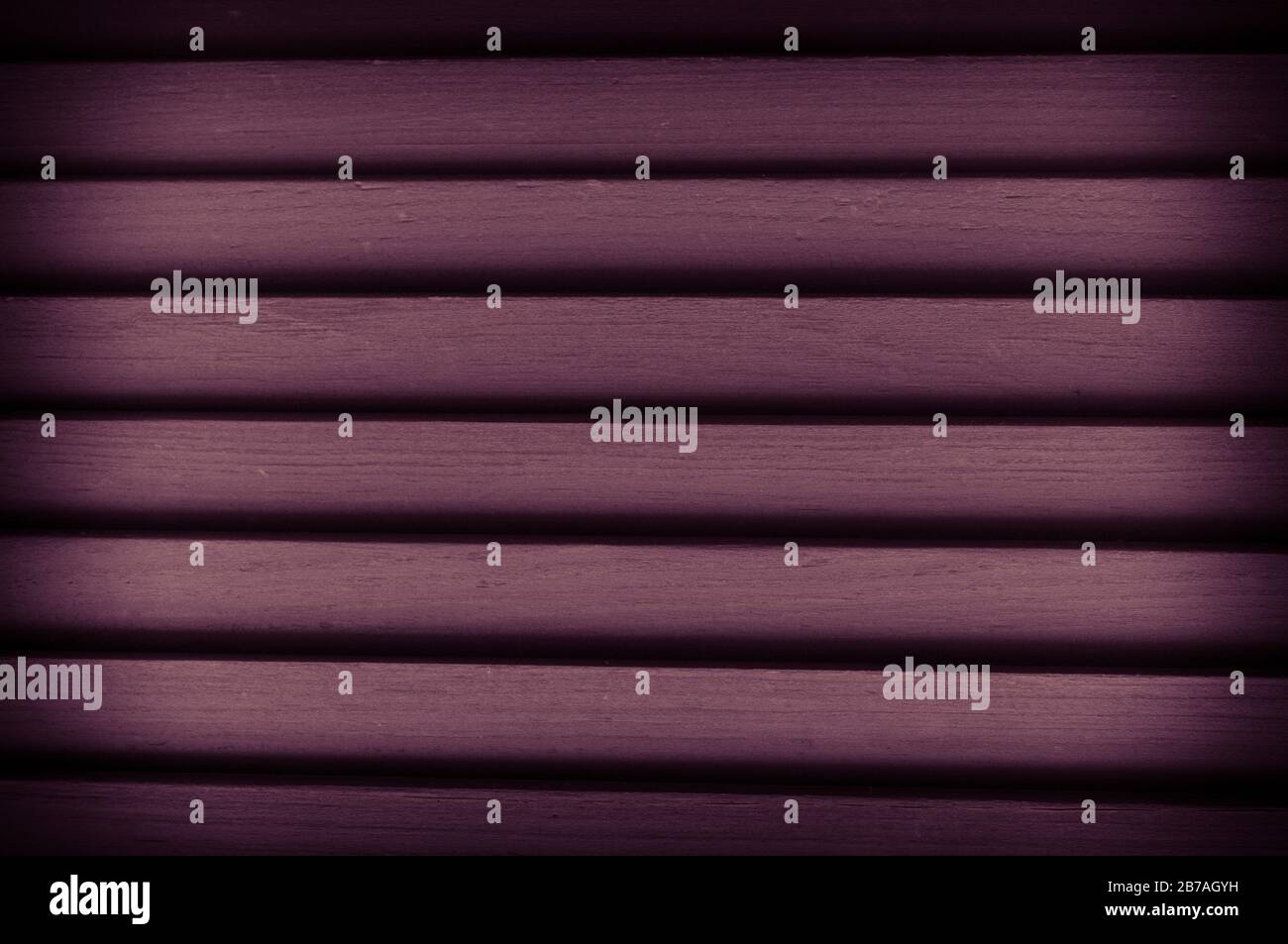 Texture de gros plan de stores en bois de couleur violette. Fond en bois naturel. Photo avec vignettage Banque D'Images