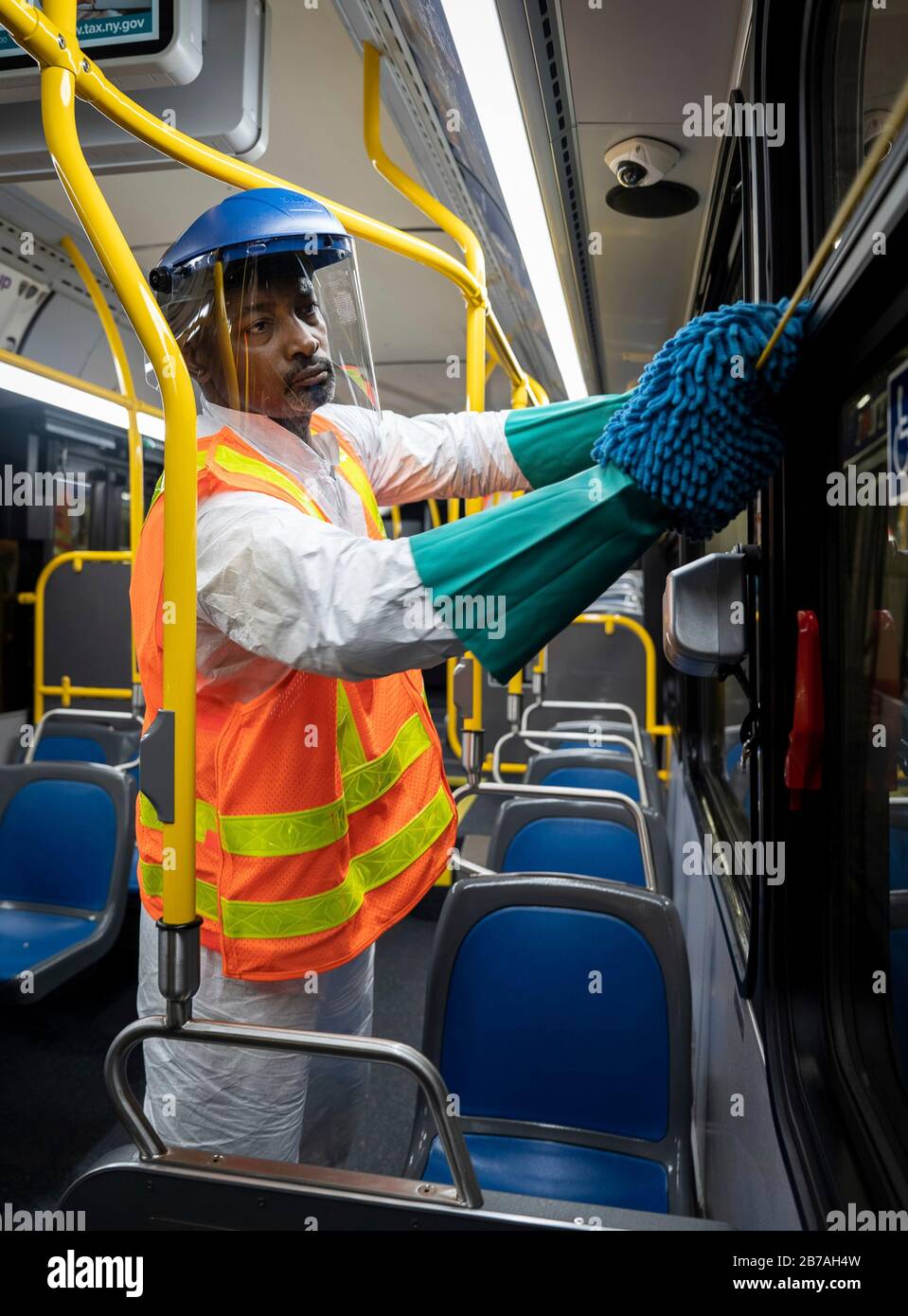 Les travailleurs de l'Administration métropolitaine des transports désinfectent et désinfectent les wagons de train pour empêcher le COVID-19, coronavirus dans le réseau de métro New York City Transit le 6 mars 2020 à New York City, New York. Banque D'Images