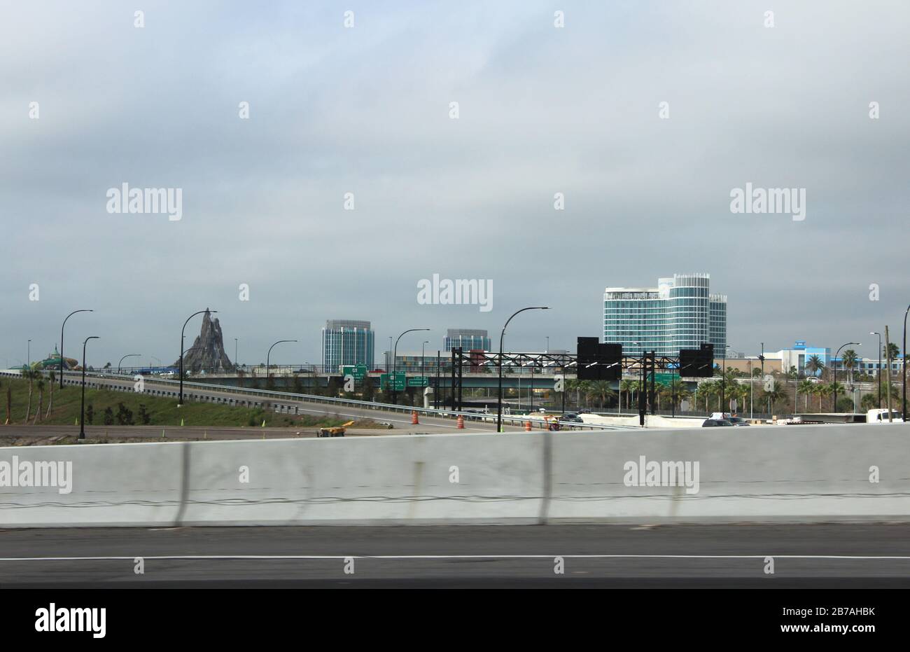 20 février 2020 - Orlando, Floride: Vue sur dowtown Orlando avec la montagne au parc à thème universel au loin Banque D'Images