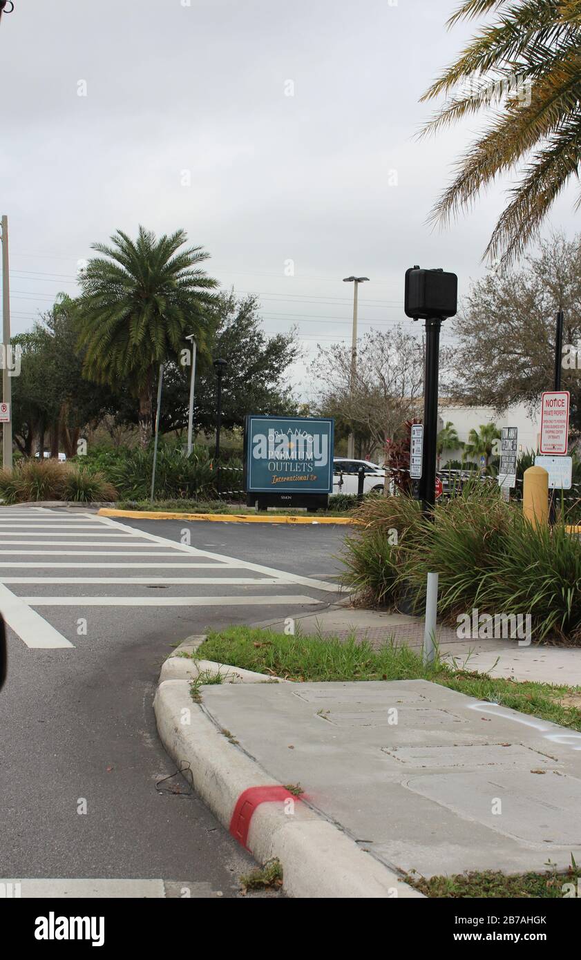 20 février 2020 - Orlando, Floride: L'entrée du parking aux magasins d'usine Orlando Premium Outlets, à International et Vine Banque D'Images