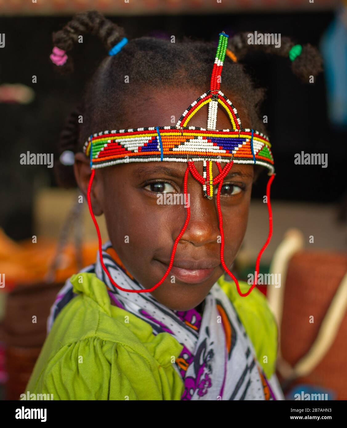 Portrait d'une fille africaine portant un costume traditionnel de tribu avec un arrière-plan flou tourné pendant le festival africain dans le village culturel de Katara Banque D'Images