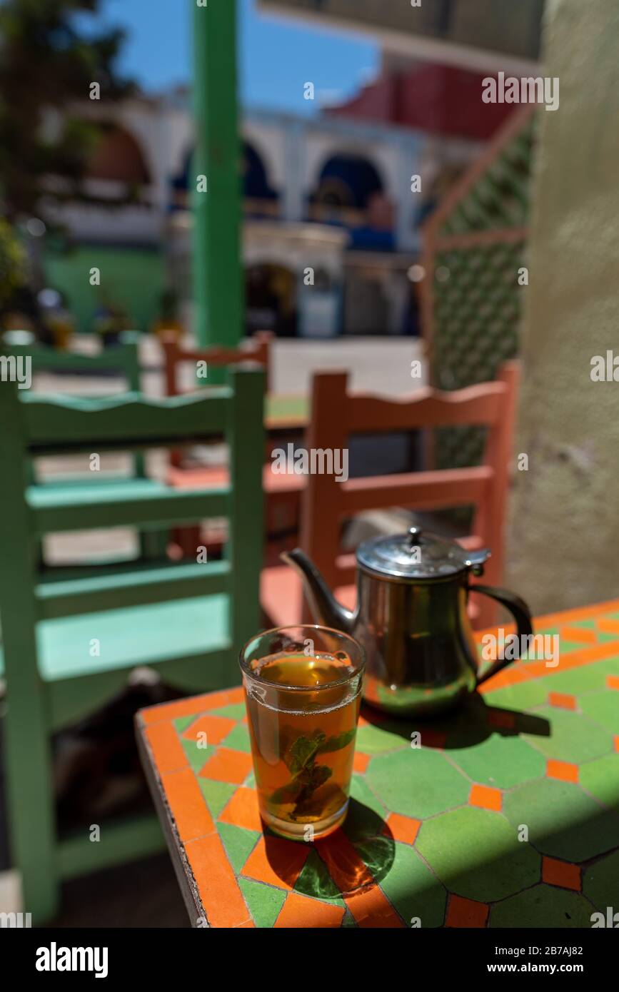 Thé à la menthe frais traditionnel servi à Essaouira, au Maroc. Banque D'Images