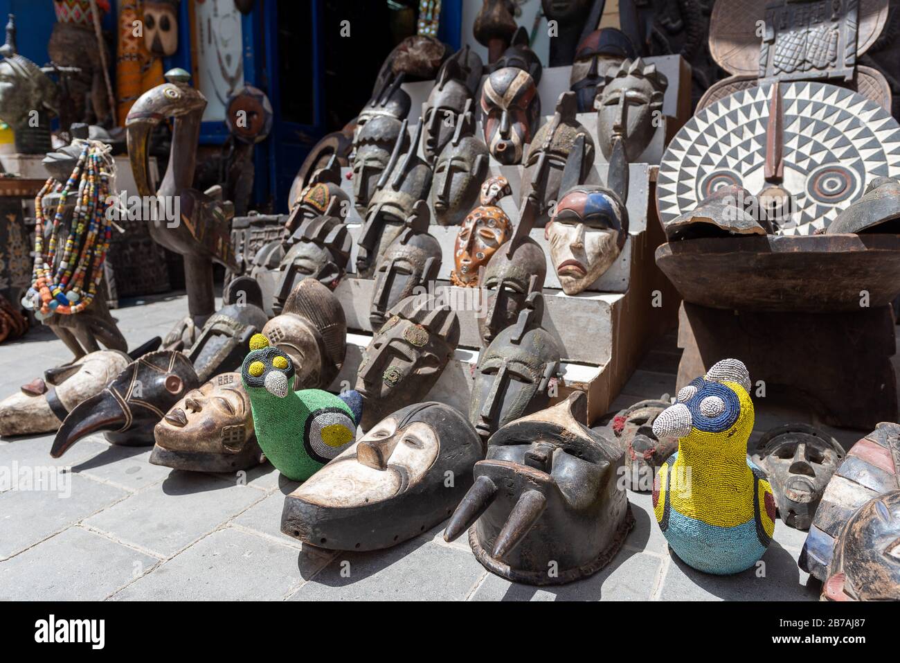 Masques africains en bois à vendre dans les souks d'Essaouira, Maroc Banque D'Images