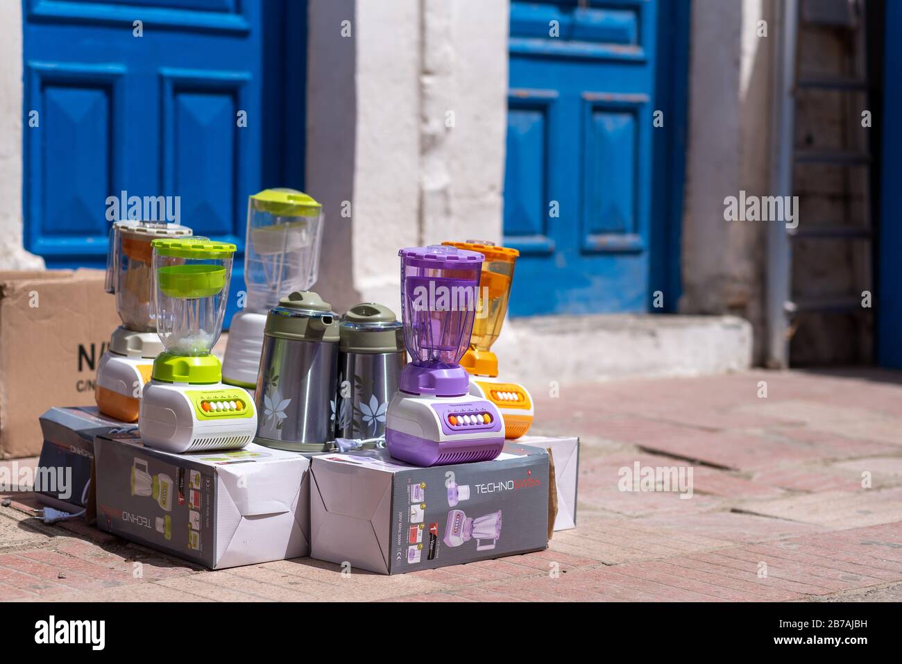 Mélangeurs et robots de cuisine à vendre dans la rue, Essaouira, Maroc Banque D'Images