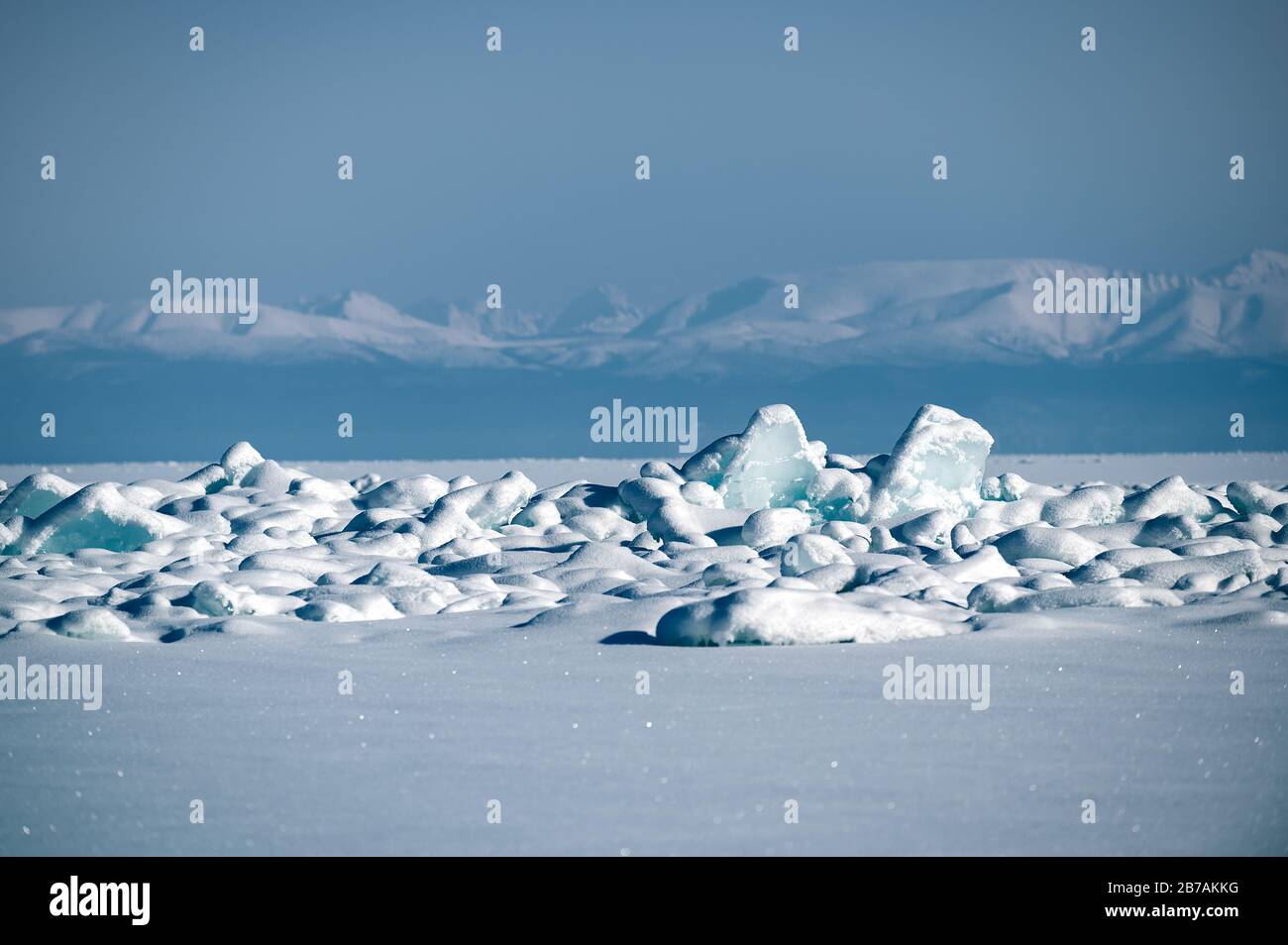 Floes de glace bleu transparent entassées dans des hummocks de glace contre un ciel bleu par temps ensoleillé. Paysage hivernal inhabituel du lac gelé Baikal. Froid naturel b Banque D'Images Floes de glace bleu transparent entassées dans des hummocks de glace contre un ciel bleu par temps ensoleillé. Paysage hivernal inhabituel du lac gelé Baikal. Froid naturel b Banque D'Images