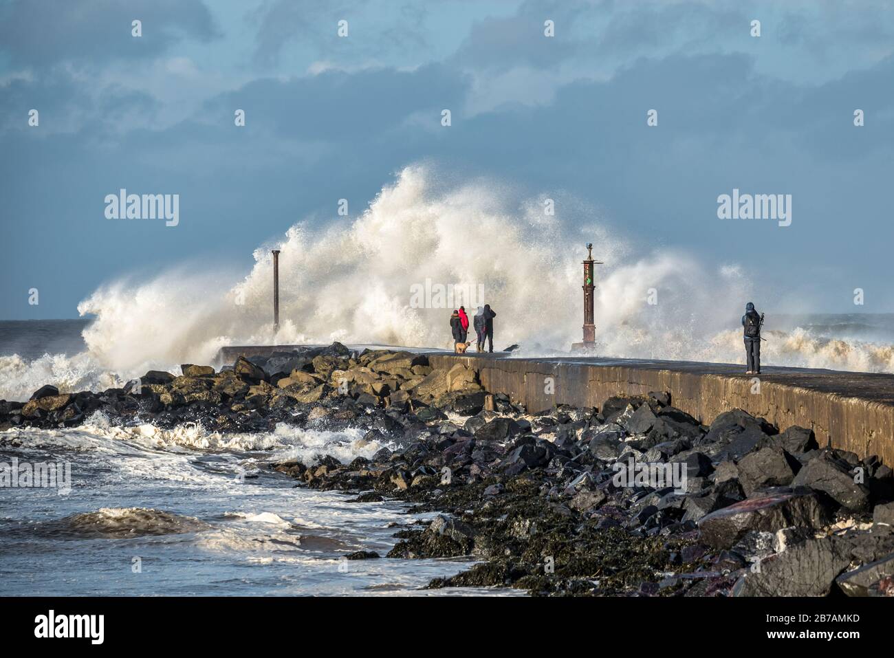 Des vagues de l'océan s'écrasent au bout du Barmouth à Castlerock, en Irlande du Nord Banque D'Images