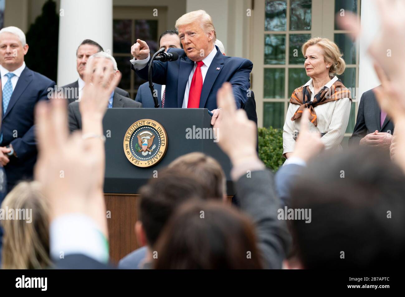 Washington, États-Unis D'Amérique. 13 mars 2020. Washington, États-Unis D'Amérique. 13 Mars 2020. Le président américain Donald Trump pose une question après avoir déclaré une urgence nationale pour lutter contre l'épidémie de coronavirus dans le jardin des roses de la Maison Blanche le 13 mars 2020 à Washington, DC. Crédit: Shealah Craighead/Maison-Blanche Photo/Alay Live News Banque D'Images