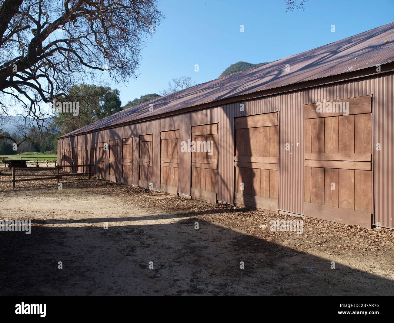 Le parc national américain rustique possédait une grange historique de ville de cinéma dans le site du Paramount Ranch de la chaîne de loisirs nationale des montagnes de Santa Monica, près De Los Angeles Ca Banque D'Images