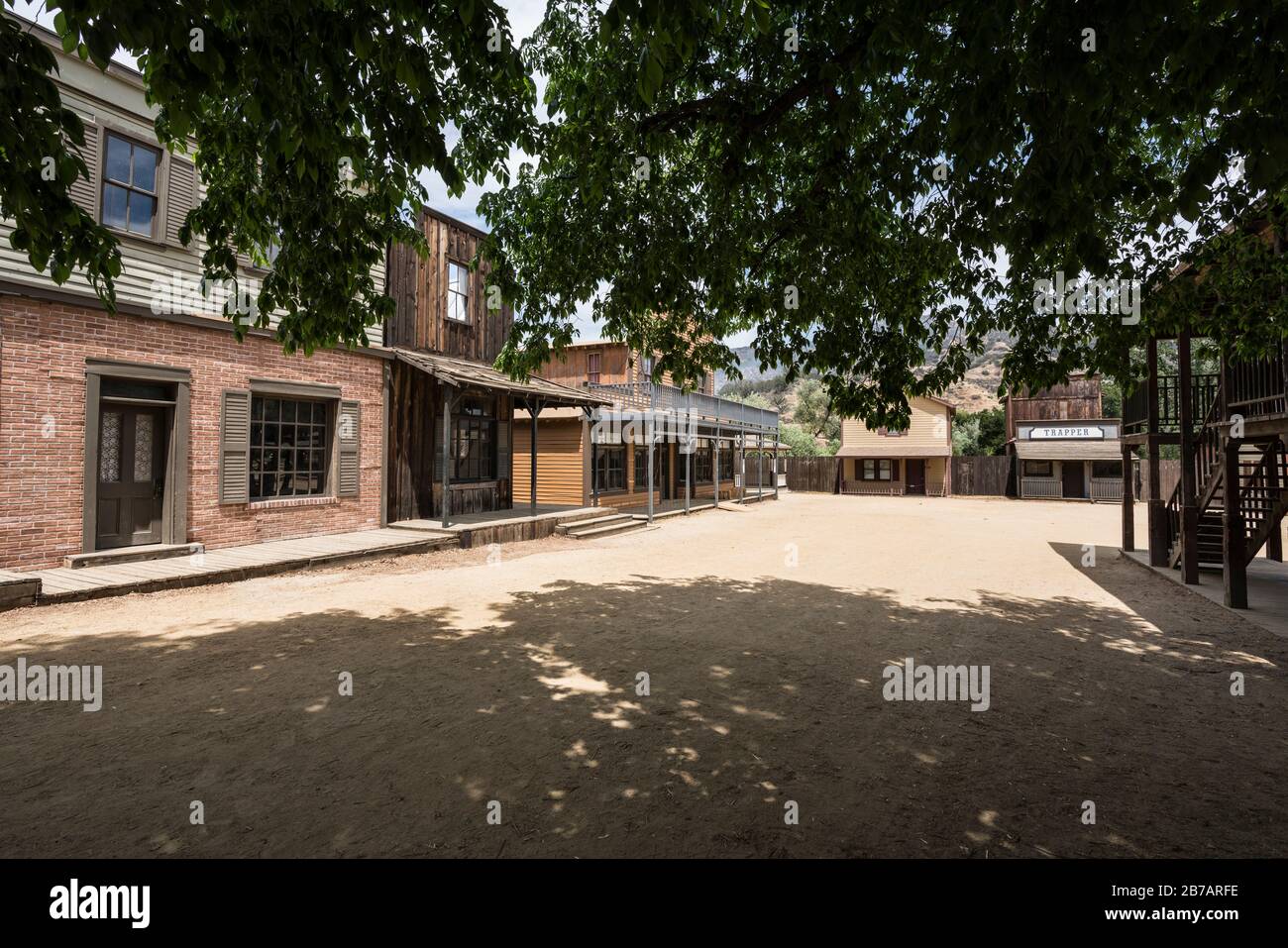 Une rue de cinéma historique appartenant au parc national américain de Paramount Ranch, dans la zone de loisirs des montagnes de Santa Monica, près de Los Angeles, Californie. Banque D'Images