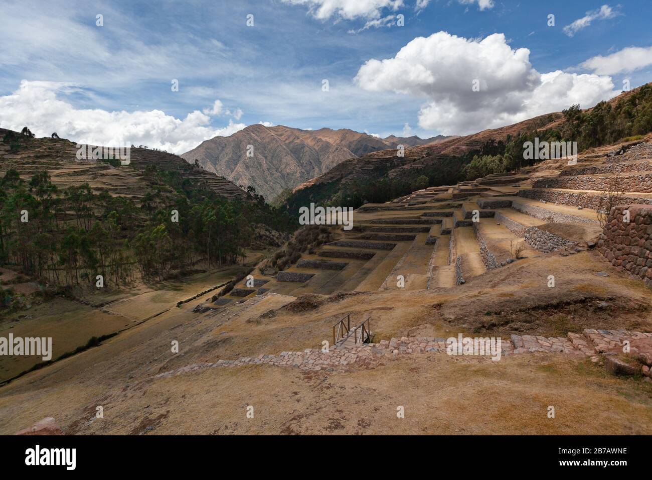 Saison sèche dans les ruines de Pisaq Pérou Cusco Inca terrasses de sentiers ruiné murs de pierre Banque D'Images