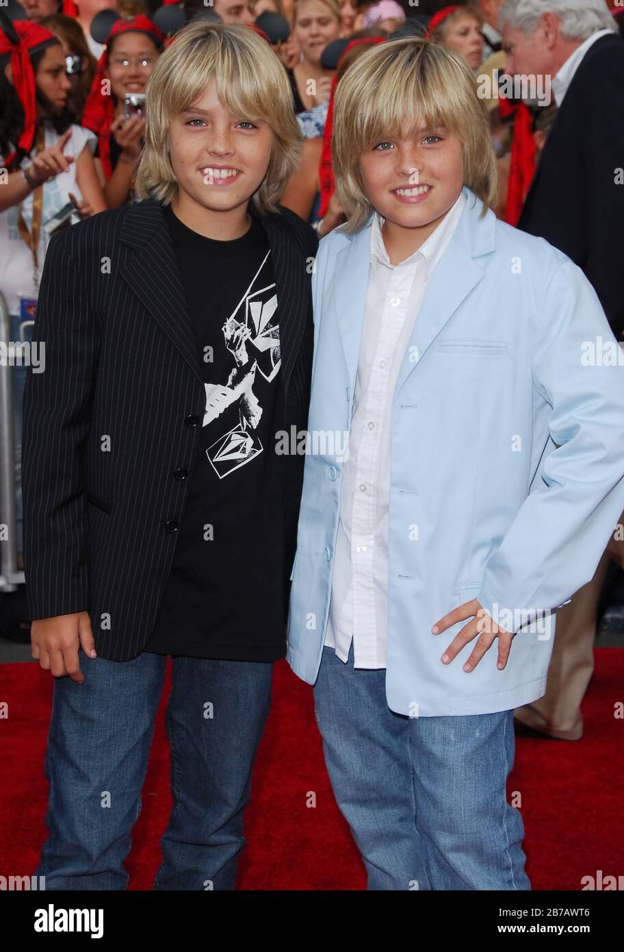 Cole Sprinse et Dylan Sprinse au World Premiere de Walt Disney Pictures 'Pirates Of The Caribbean: Dead Man's Chest', qui se tient à Disneyland à Anaheim, Californie. L'événement a eu lieu le samedi 24 juin 2006. Photo par: SBM / PictureLux Banque D'Images