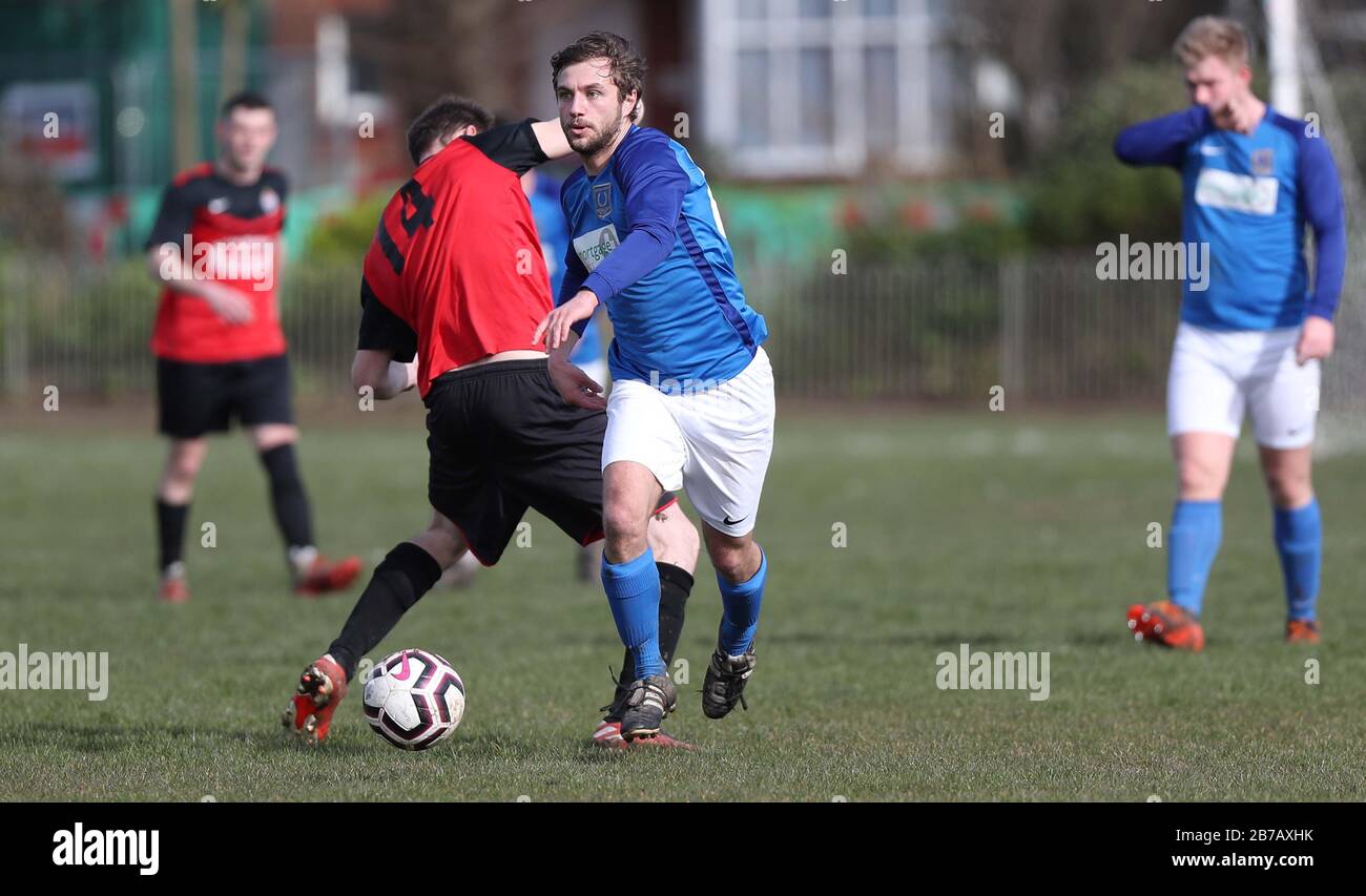 Brighton, Royaume-Uni. 14 mars 2020. Le jeu doit être activé - Malgré le report de tous les matchs de la Premier League et de la Ligue anglaise de football jusqu'au 4 avril au Royaume-Uni en raison du coronavirus, Il n'y a pas eu d'arrêt au football de Grassroots alors Que Les lumières de la Lecterne ont repris Goring St Theresa's dans le Chairman Charity Cup Tie au Wish Road Recreation Ground, La Lecterne a été les gagnants convaincants qui ont battu Goring 9-1 Hove. Crédit: James Boardman/Alay Live News Banque D'Images