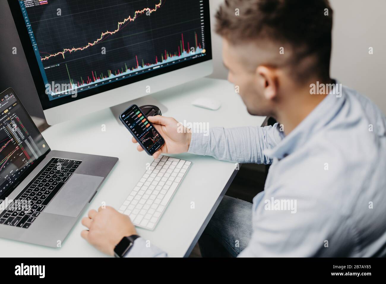 Les stocks commerciaux d'affaires en ligne. Les courtiers en regardant des graphiques, des index et des chiffres sur plusieurs écrans d'ordinateur. Collègues de discussion en trad Banque D'Images