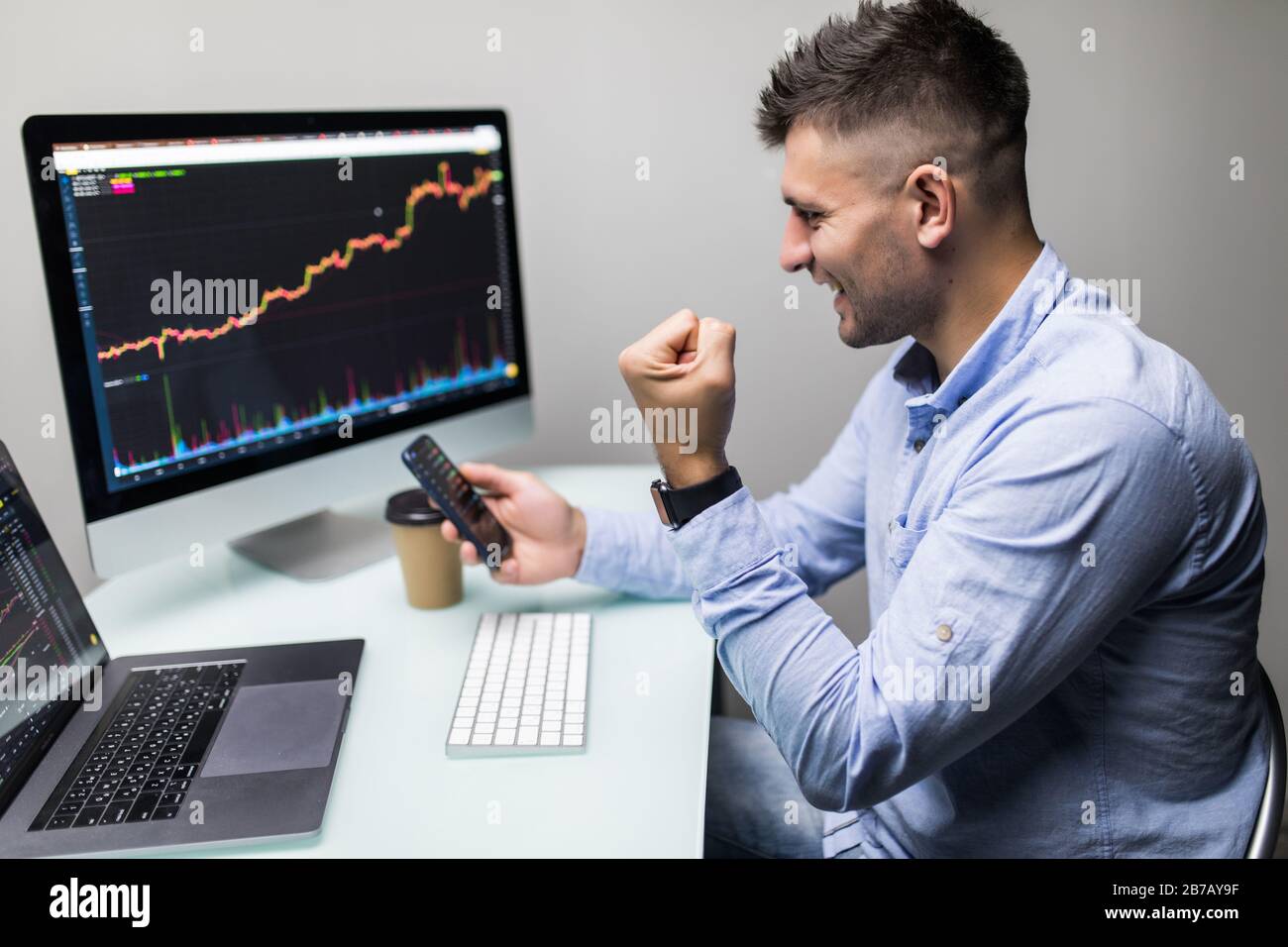 Les stocks commerciaux d'affaires en ligne. Les courtiers en regardant des graphiques, des index et des chiffres sur plusieurs écrans d'ordinateur. Collègues de discussion en trad Banque D'Images