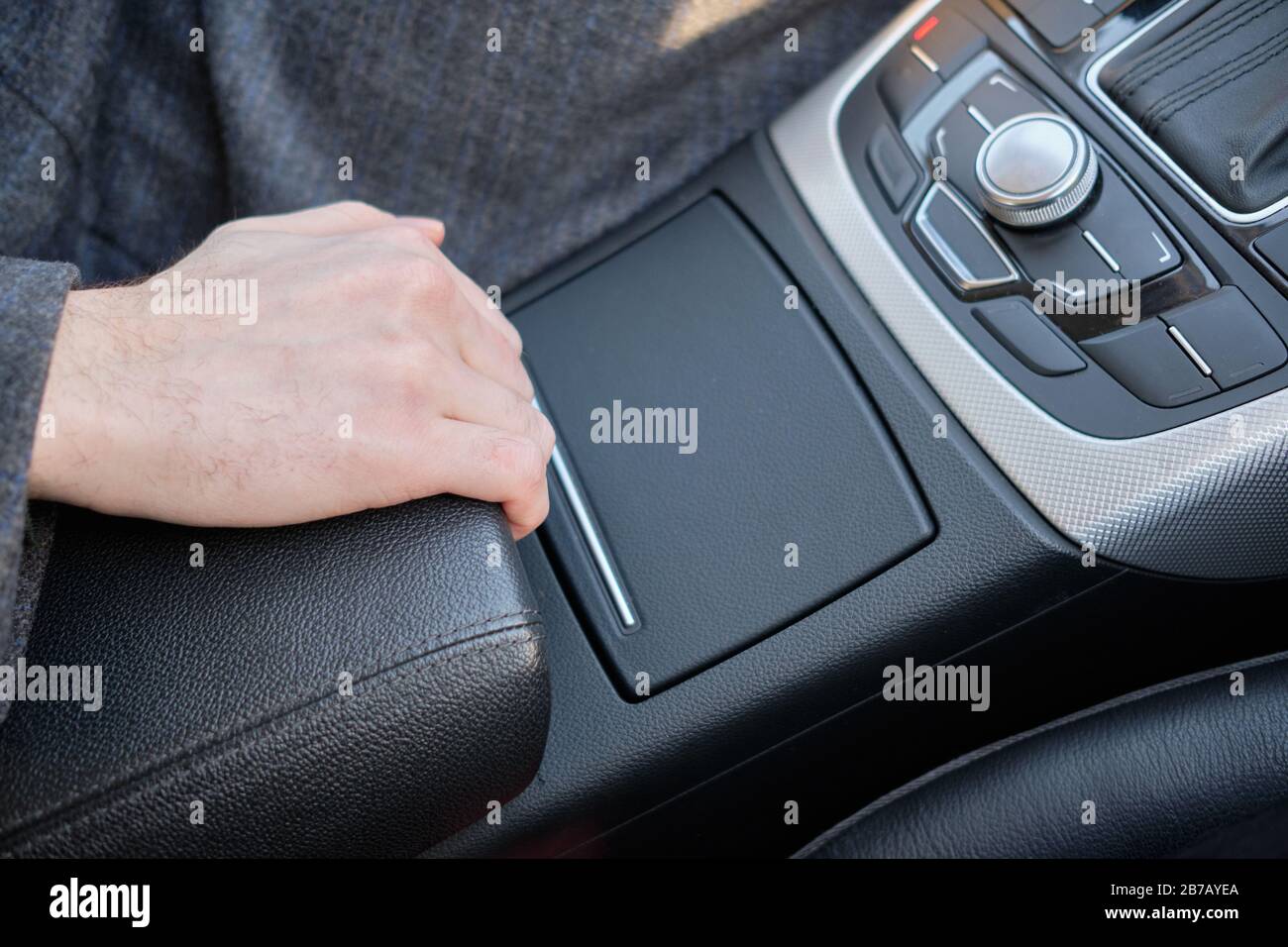 Homme dans une voiture de luxe Banque de photographies et d’images à ...