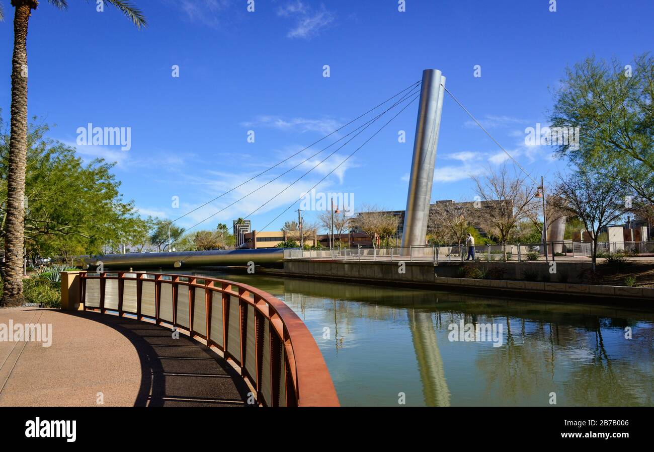 L'art public de Scottsdale, le pont Soleri et la plaza avec des pylônes envol agissent comme lieu de rassemblement pour les événements solaires et la vie urbaine au bord du canal i Banque D'Images