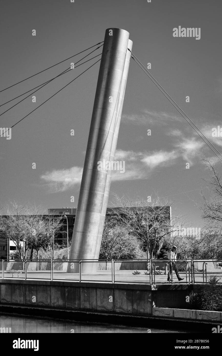 L'art public de Scottsdale, le pont Soleri et la plaza avec des pylônes envol agissent comme lieu de rassemblement pour les événements solaires et la vie urbaine au bord du canal i Banque D'Images