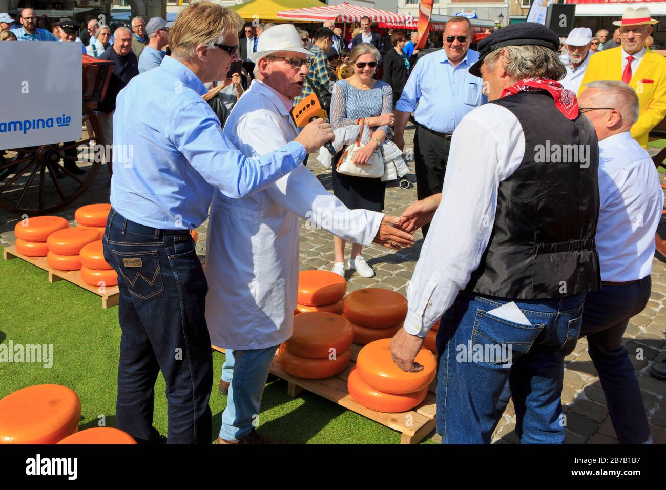 L'acheteur et le vendeur s'entendent sur le prix de certains tons de jaune de fromage Gouda au marché aux fromages Gouda (Hollande du Sud), Pays-Bas Banque D'Images