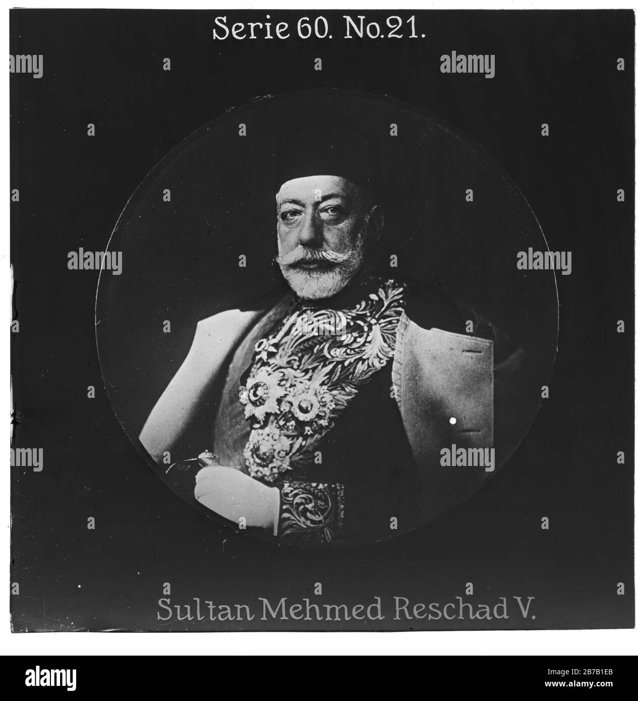 Projection Für Alle - Der Weltkrieg: Siegreiche Führer. Série 60. N° 21. Sultan Mehmed Reschad V. Mehmed V. Reşad – genannt auch Mohammed V. – (1844 - 1918) guerre von 1909 bis 1918 Sultan des Osmanischen Reiches und Kalif der Muscalm. - Die Firma „projection für Alle“ wurde 1905 von Max Skladanowsky (1861-1939) gegründet. Sie produzierte bis 1928 FAST 100 Serien zu je 24 Glassdias im format 8,3 x 8,3 cm im sog. Bromsilber-Gelatin-Trockenplatten Verfahren. Die Serien umfasten vor allem Städte, Länder, Landschaften aber auch Märchen und Sagen, das Alte Testament und den Ersten Weltkrieg. Banque D'Images