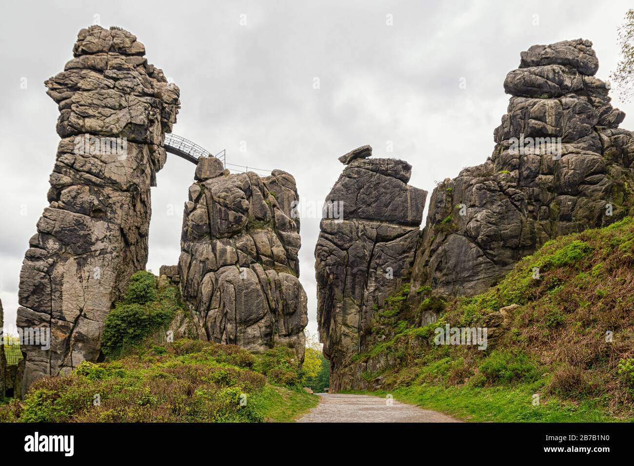 L'Externsteine au bord de la forêt de Teutopurg à Horn-Bad Meinberg, en Allemagne Banque D'Images