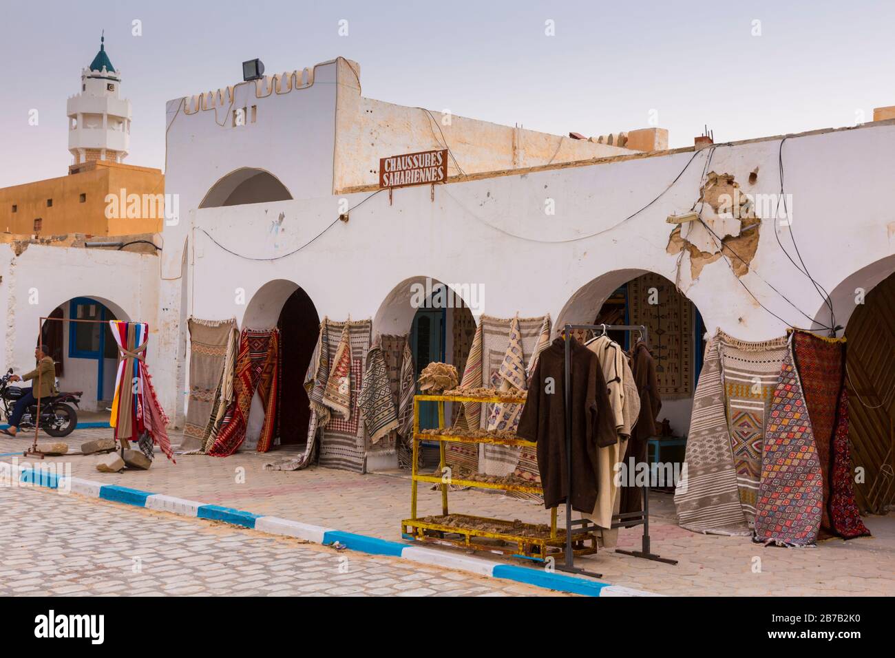 Vue sur la rue. Ville de Douz. La 'porte d'entrée au Sahara'. Tunisie, Afrique. Banque D'Images