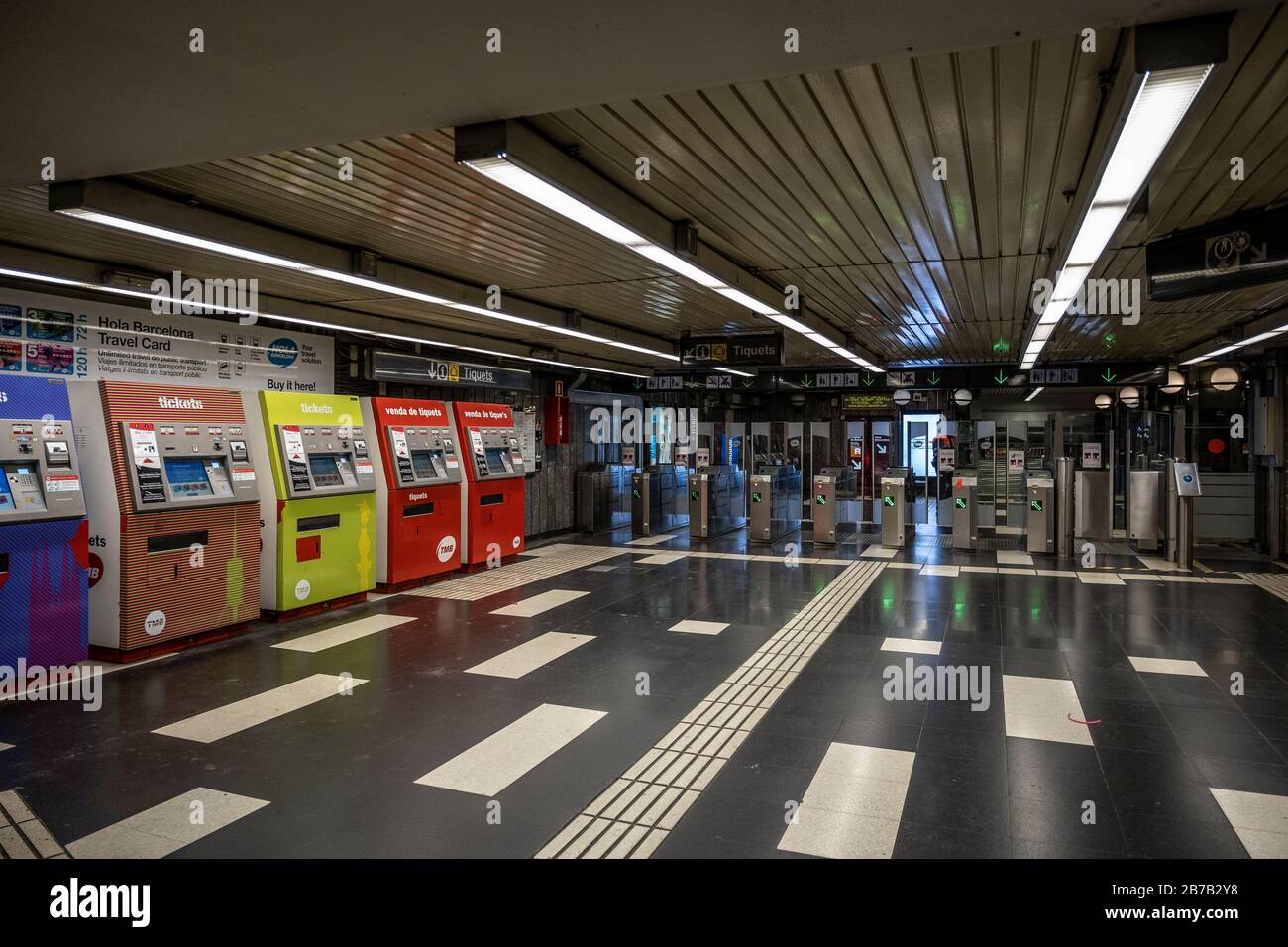 Vue sur un hall vide des bureaux de tickets de métro.Après que le gouvernement espagnol ait décrété le "état d'alarme", seuls les établissements de base tels que les supermarchés, les pharmacies et les tabacs restent ouverts à Barcelone. Banque D'Images