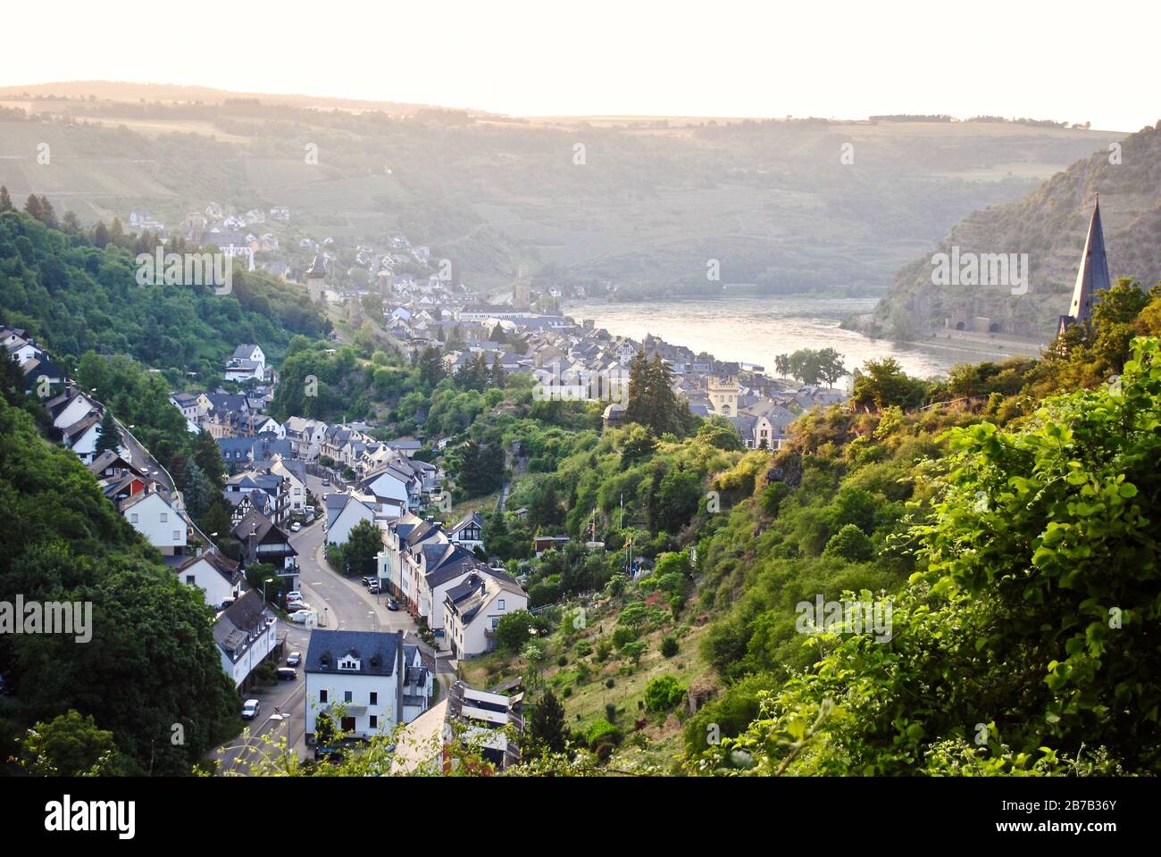 Vue depuis le château de Burghotel Hotel Auf Schönburg (Auf Schoenburg) vers Oberwesel, Allemagne et la vallée du Rhin (Rhein). Banque D'Images